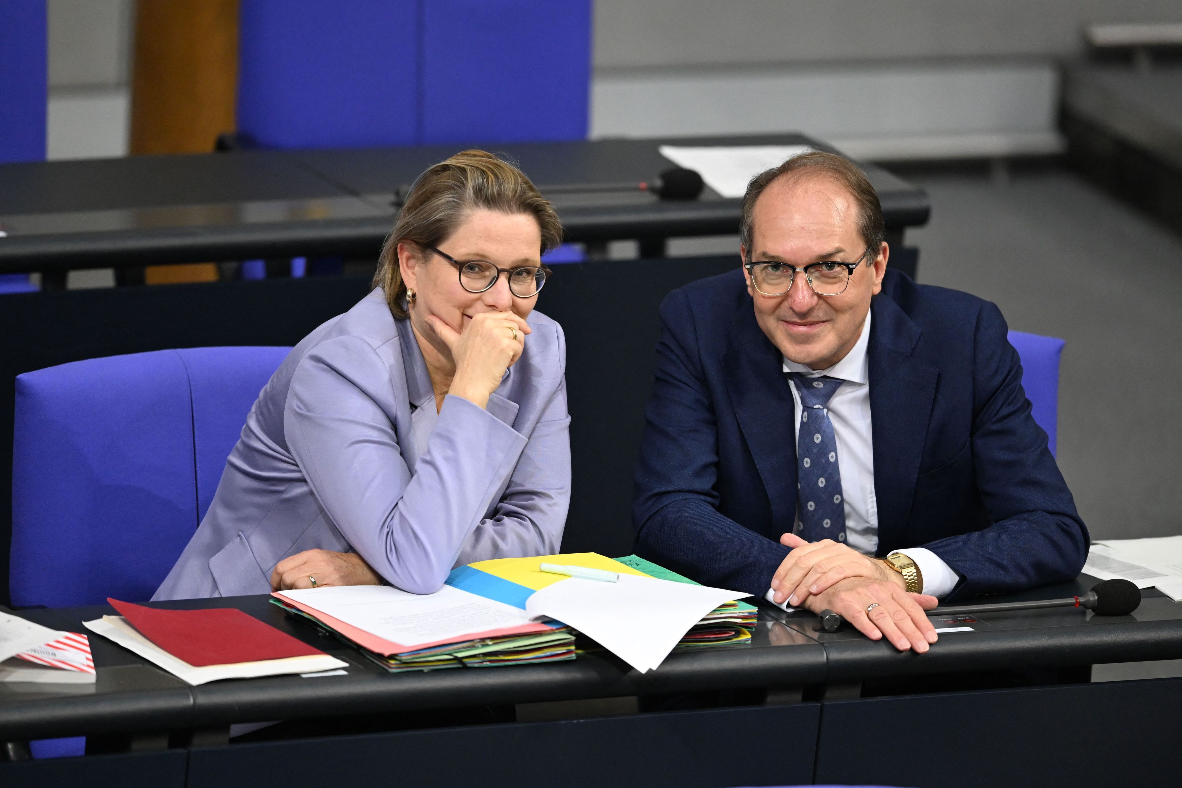 Auf der Regierungsbank: Justizministerin Stefanie Hubig (SPD) und Innenminister Alexander Dobrindt (CSU)
