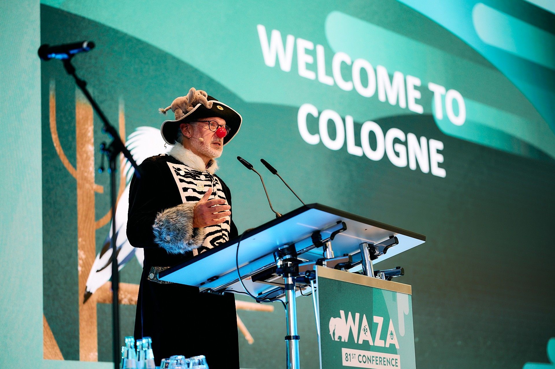 Kölns Zoodirektor Theo Pagel eröffnete die Konferenz in der Flora mit Zebra-Frack und Pappnas.
