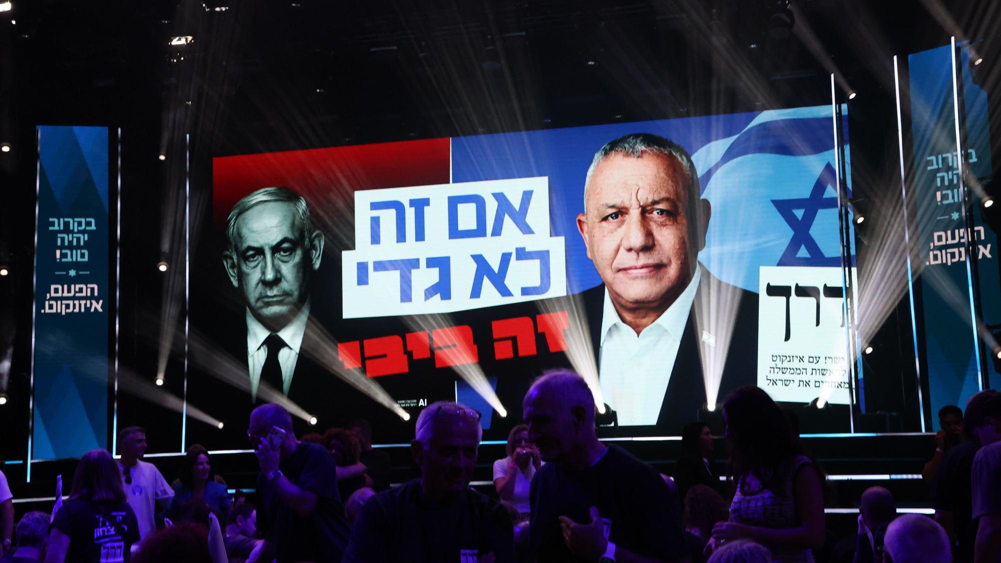 Der israelische Ministerpräsident Benjamin Netanjahu (l) will sich gegen den Vorsitzenden der Jaschar-Partei Gadi Eisenkot durchsetzen. Am 27. Oktober finden in Israel Parlamentswahlen statt.