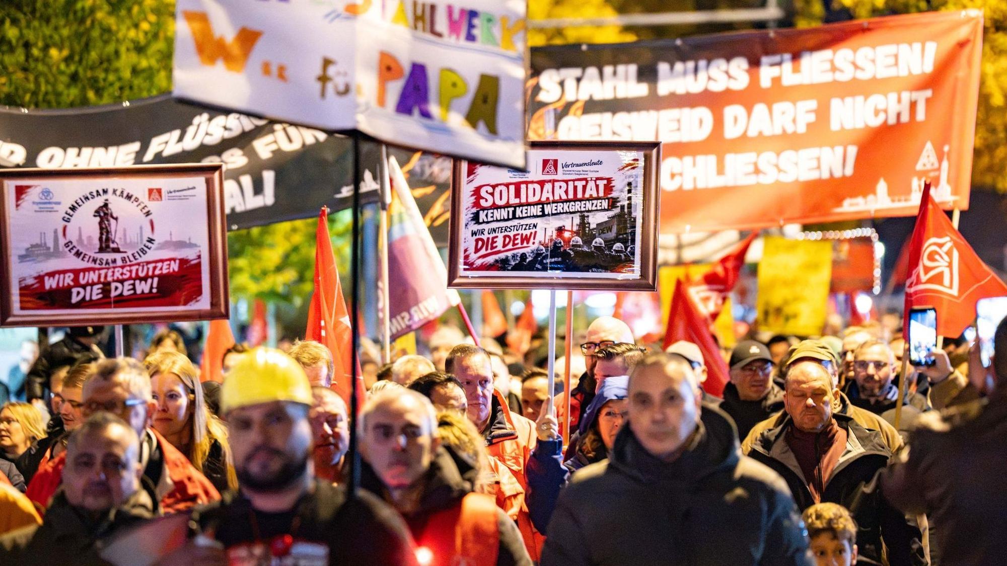 IG Metall demonstriert gegen Schließung von Stahlwerk