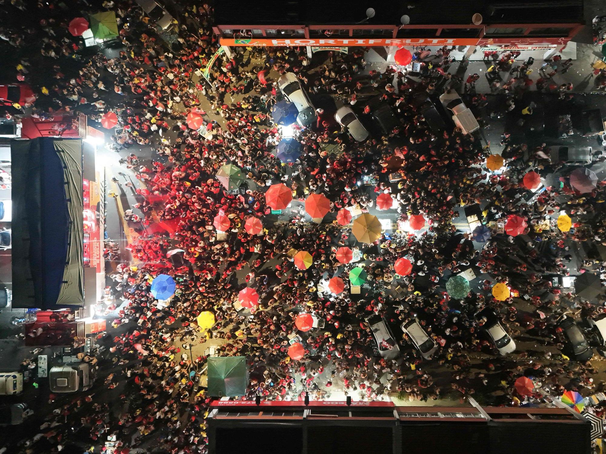 Luftaufnahme von Anhängern des brasilianischen Präsidenten und Präsidentschaftskandidaten Luiz Inácio Lula da Silva, die am 25. Oktober 2026 in Brasília,nach Bekanntgabe der Ergebnisse der Stichwahl um das Präsidentenamt jubeln.