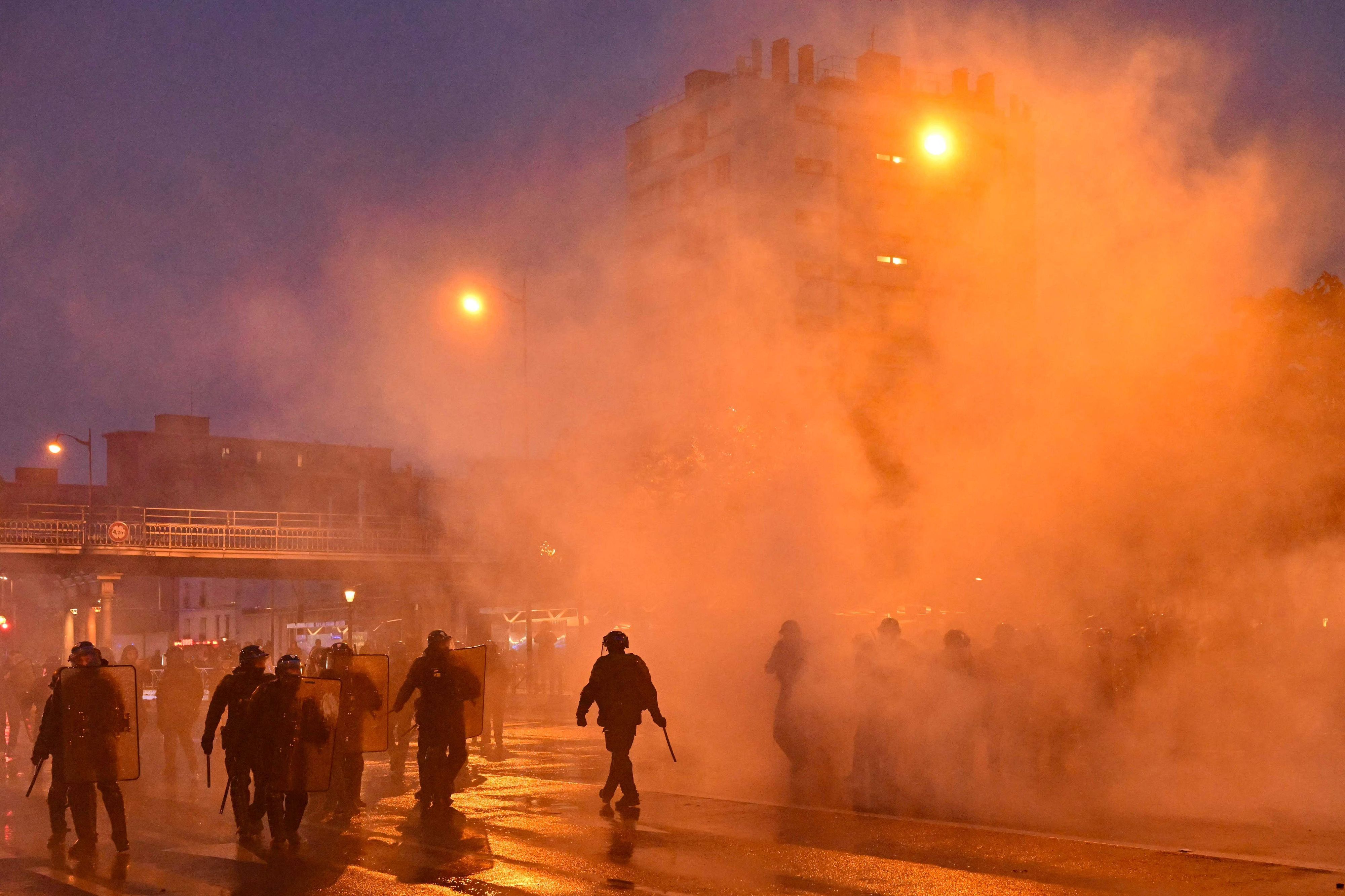 Einsatzkräfte der Polizei stehen Demonstranten in der Nähe der Porte de Vincennes gegenüber.