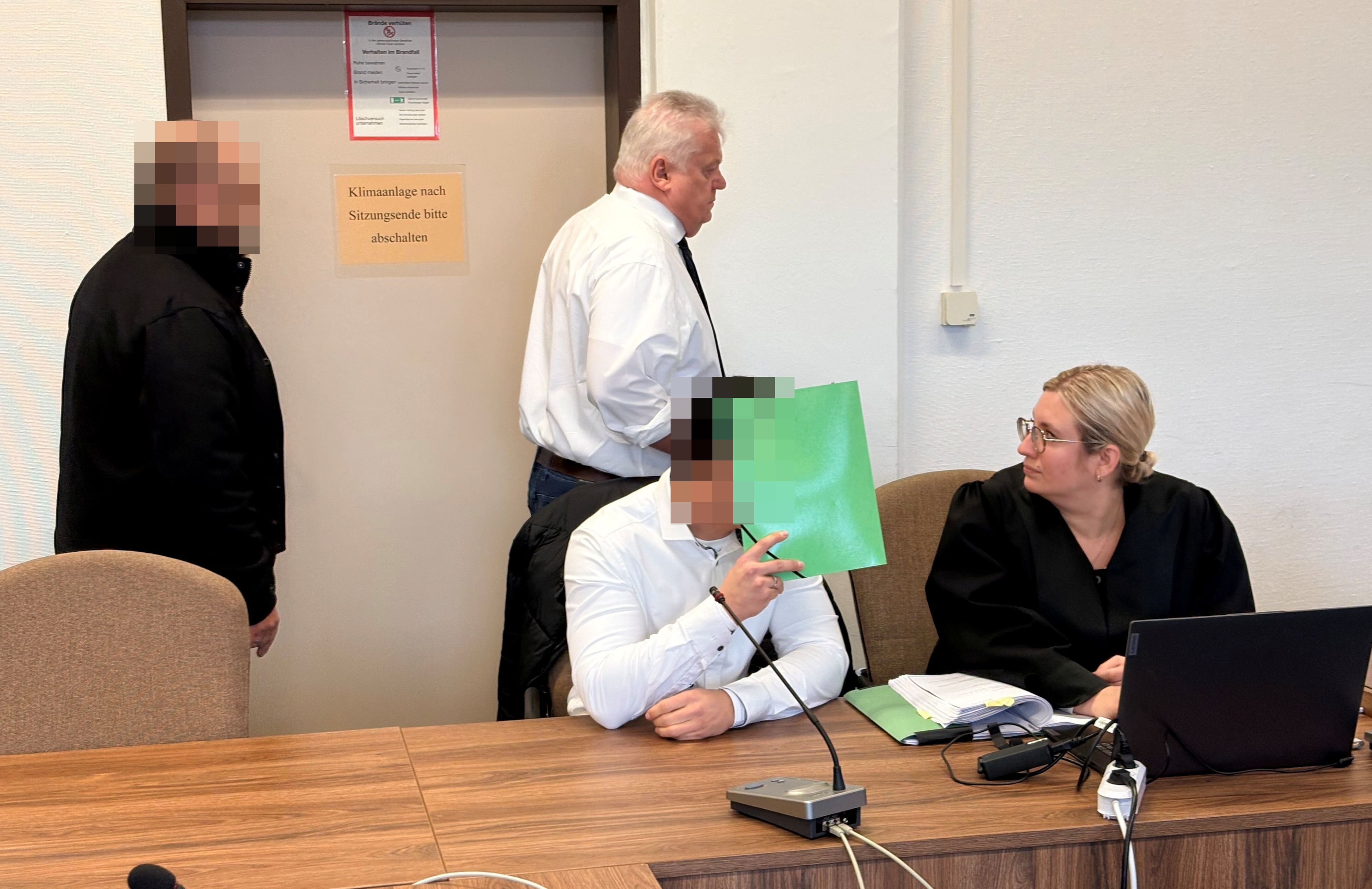 Die beiden angeklagten Polizisten mit ihren Anwälten Michael Emde und Daniela Rohe beim Prozessauftakt im Landgericht Köln