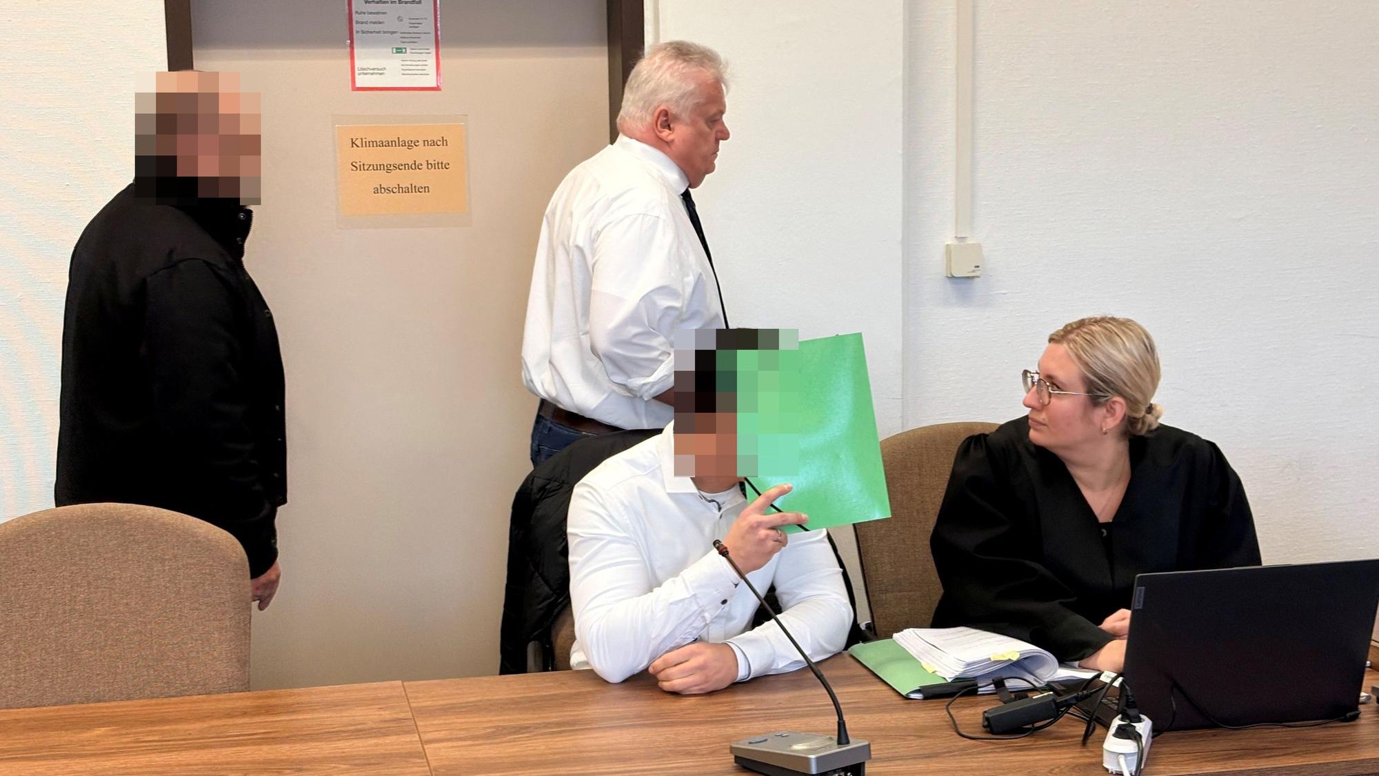 Die beiden angeklagten Polizisten mit ihren Anwälten Michael Emde und Daniela Rohe beim Prozessauftakt im Landgericht Köln