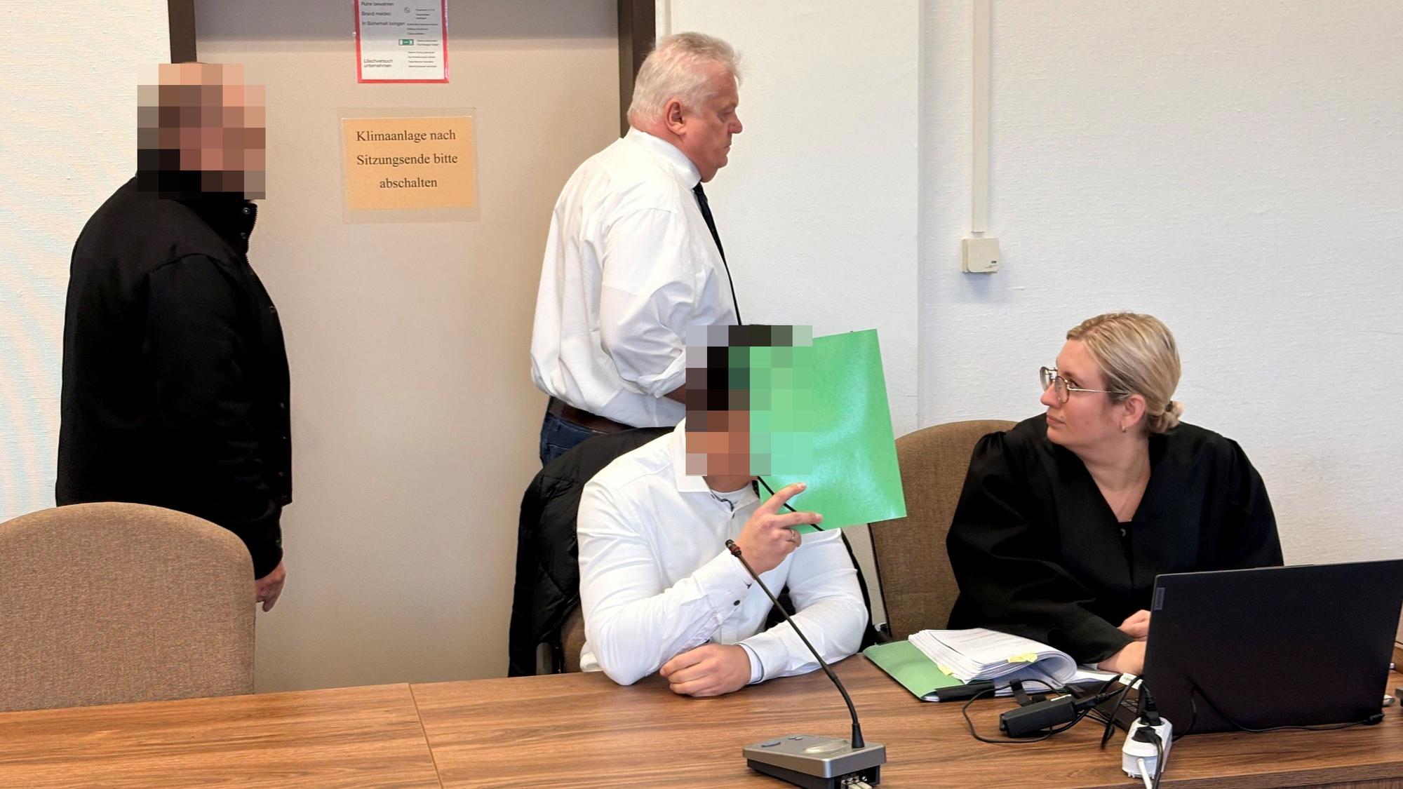 Die beiden angeklagten Polizisten mit ihren Anwälten Michael Emde und Daniela Rohe beim Prozessauftakt im Landgericht Köln