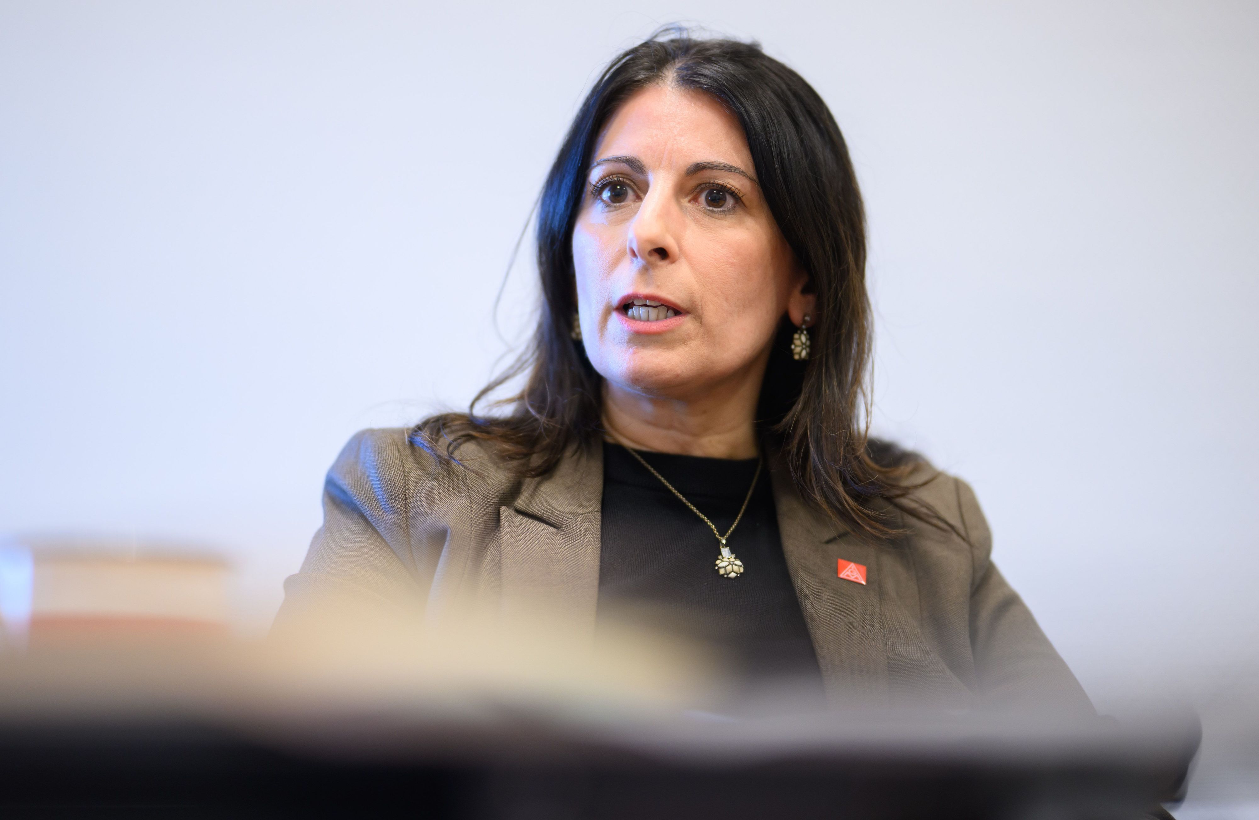 ARCHIV - 25.02.2026, Niedersachsen, Wolfsburg: Daniela Cavallo, Vorsitzende des Gesamt- und Konzernbetriebsrats der Volkswagen AG, spricht während eines Interviews mit der dpa Deutsche Presse-Agentur im VW Stammwerk. (zu dpa: «Cavallo: Auftritt von Audi-Chef bei Trump ist beschämend») Foto: Julian Stratenschulte/dpa +++ dpa-Bildfunk +++