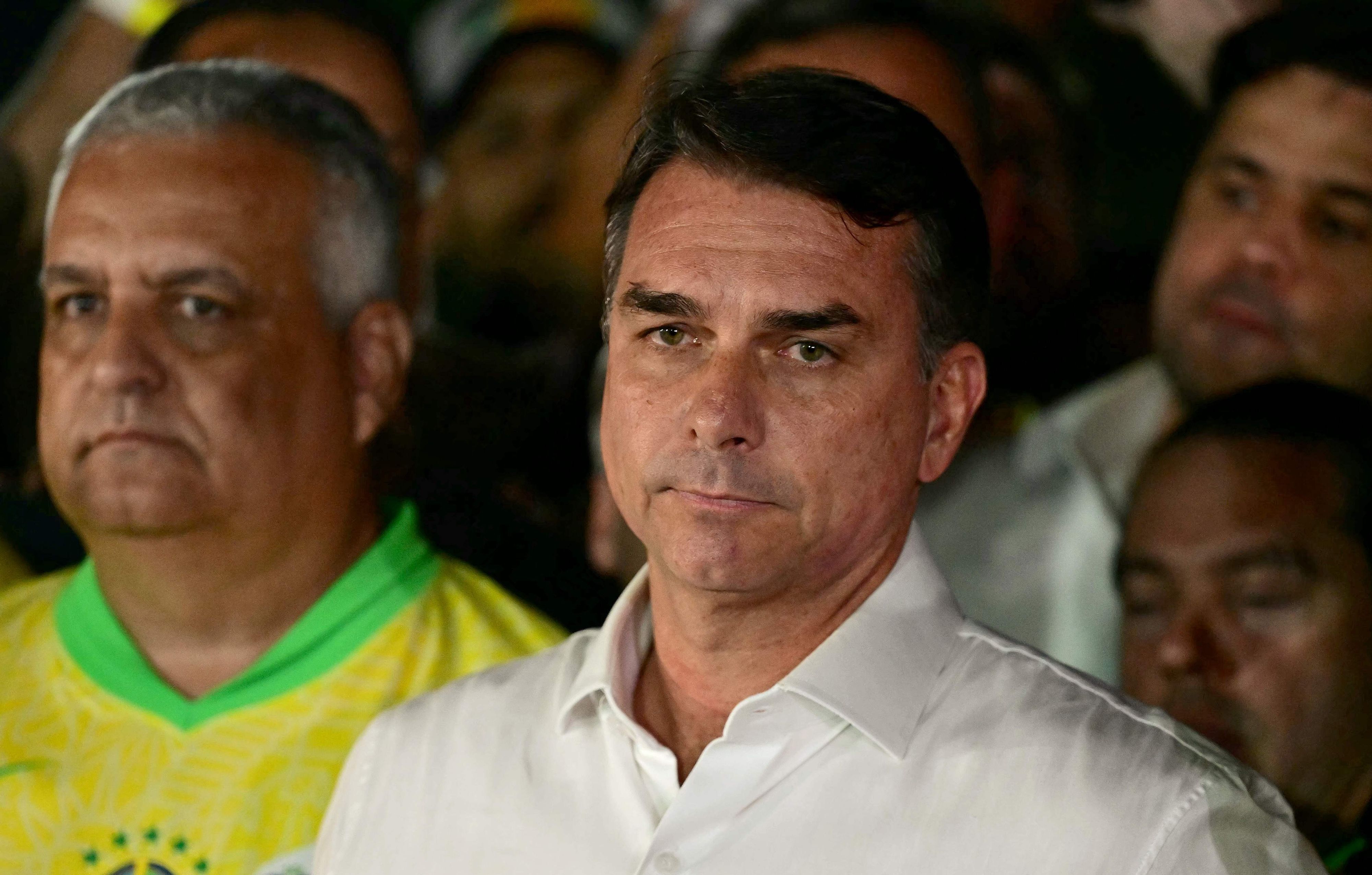 Flávio Bolsonaro kündigte nach der Niederlage an, das Ergebnis wegen der kurz vor Schließung der Wahllokale verfügten Verlängerung der Öffnungszeit anzufechten.