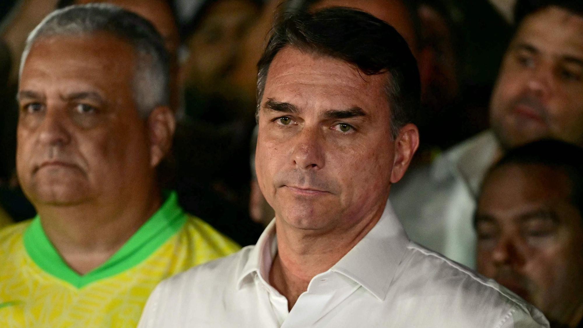 Flávio Bolsonaro kündigte nach der Niederlage an, das Ergebnis wegen der kurz vor Schließung der Wahllokale verfügten Verlängerung der Öffnungszeit anzufechten.