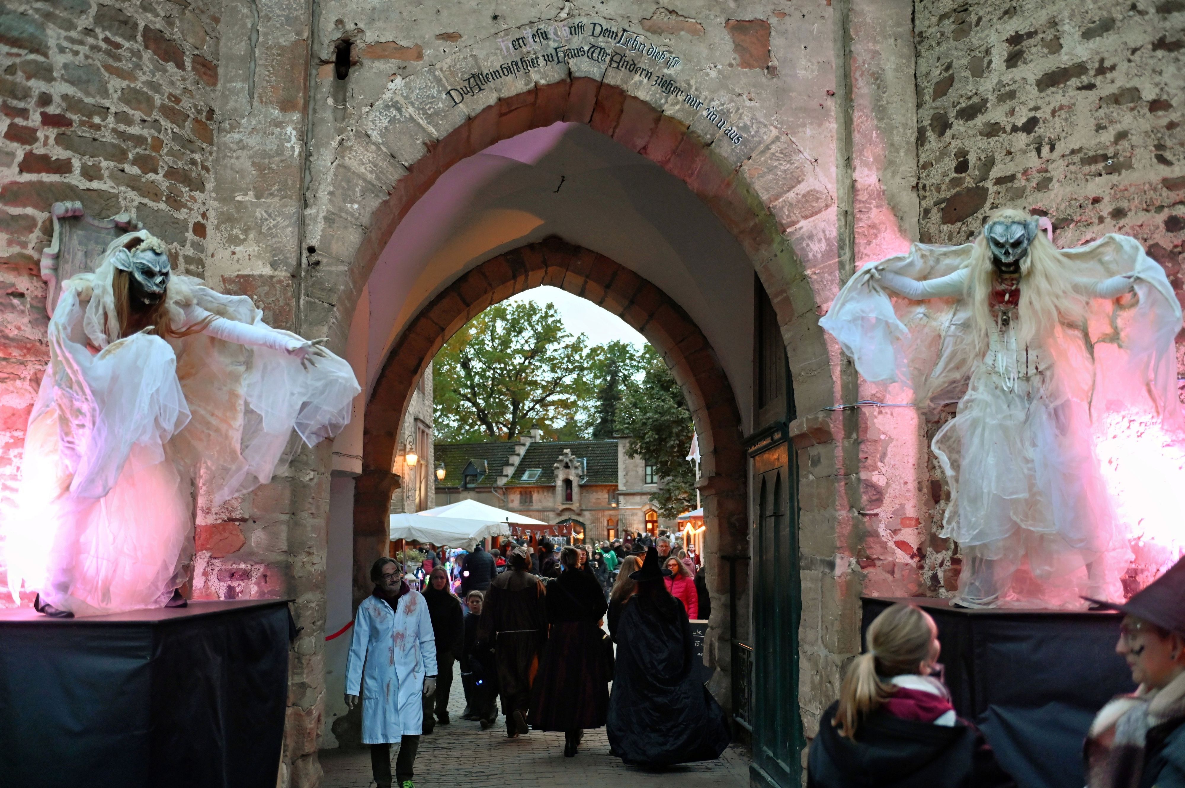 Der Eingangsbereich der Burg Satzvey beim Halloween-Spektakel.