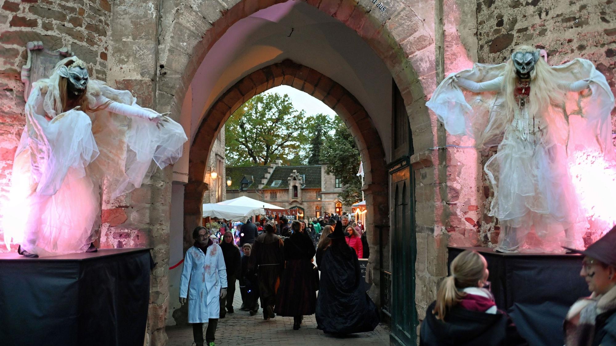Der Eingangsbereich der Burg Satzvey beim Halloween-Spektakel.