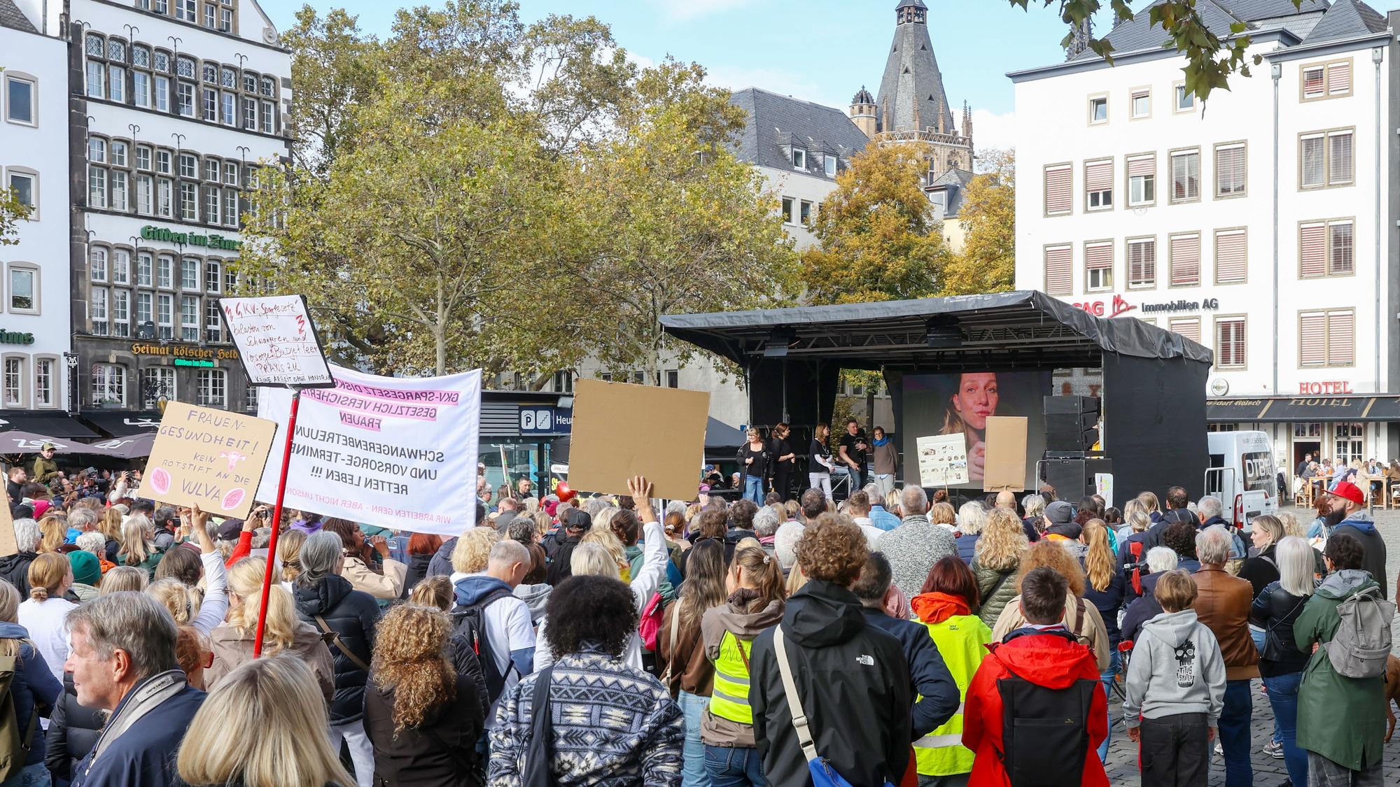 17.10.2026. Köln: Unter dem Motto „Es reicht! Gesundheit statt Sparwahn.“ findet eine Demonstration gegen die Kürzungen im Gesundheitswesen am Heumarkt statt. Organisatorin ist Dr. med. Bea Merscher. Foto: Martina Goyert