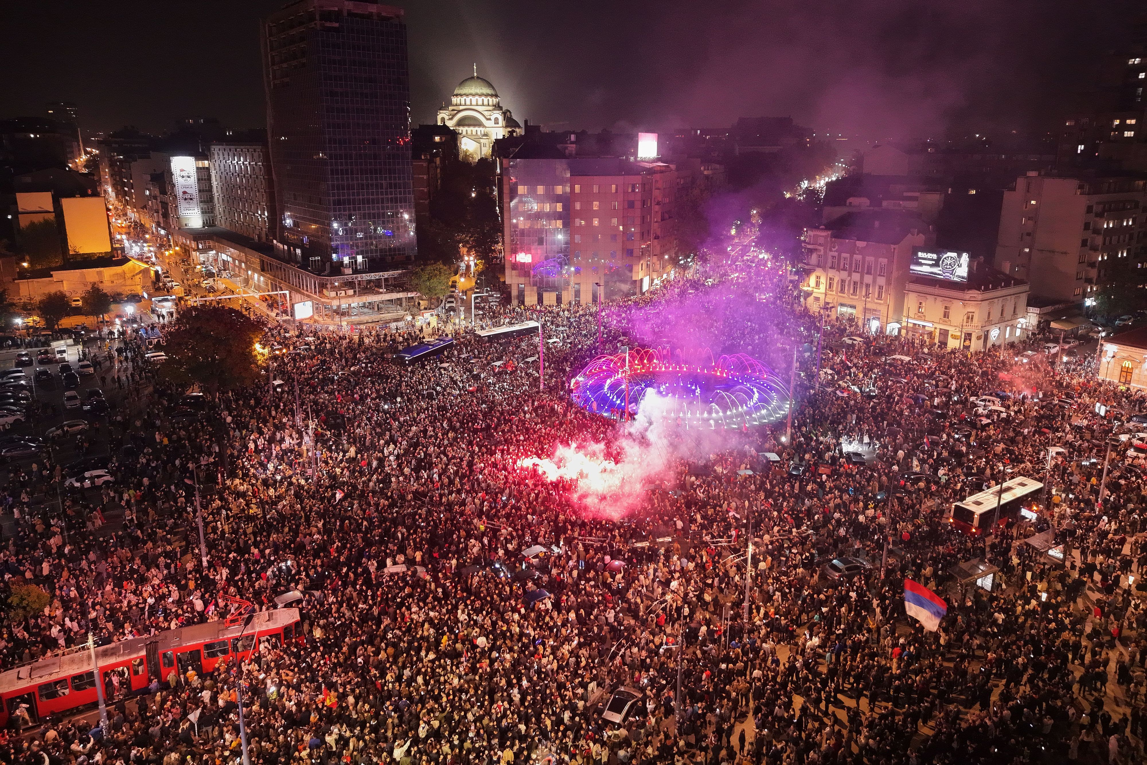 Menschen feiern den Wahlsieg der Studentenliste in Belgrad.
