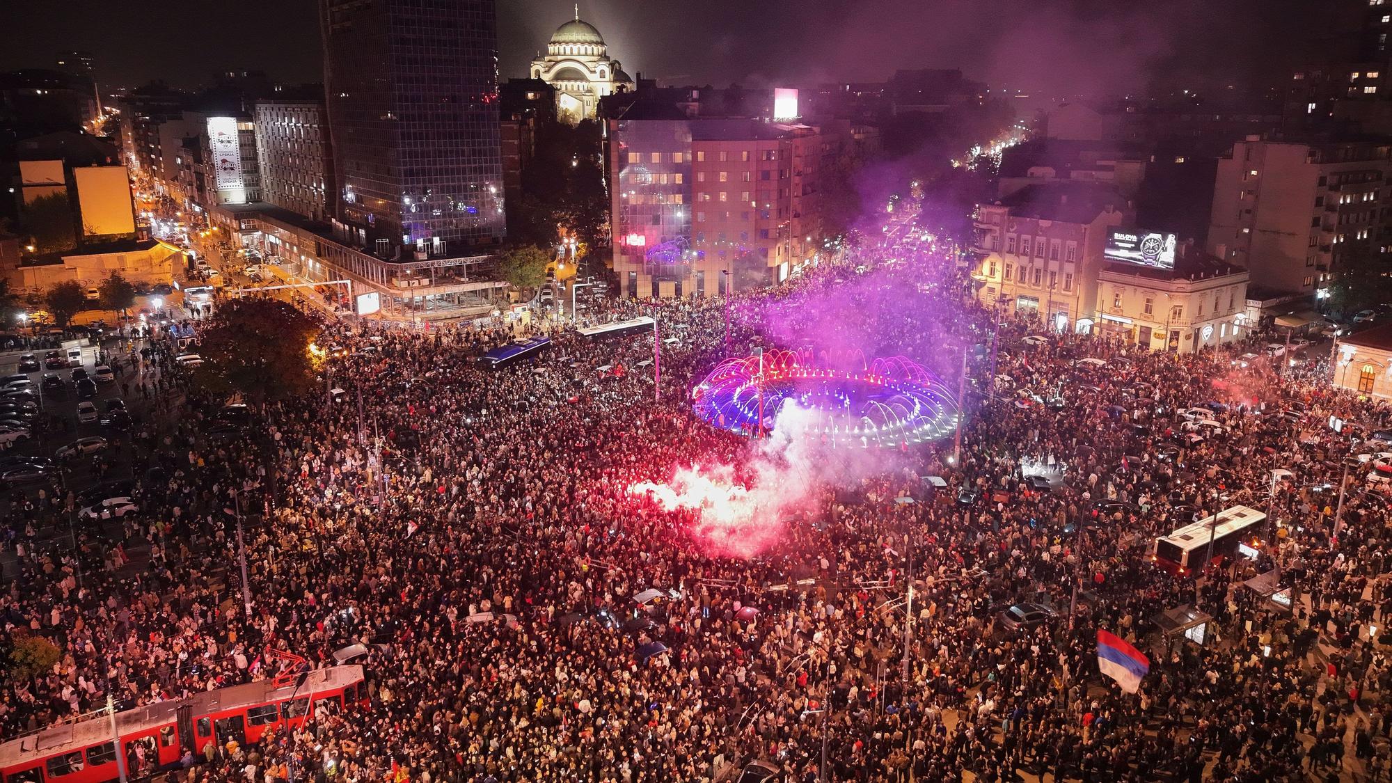 Menschen feiern den Wahlsieg der Studentenliste in Belgrad.