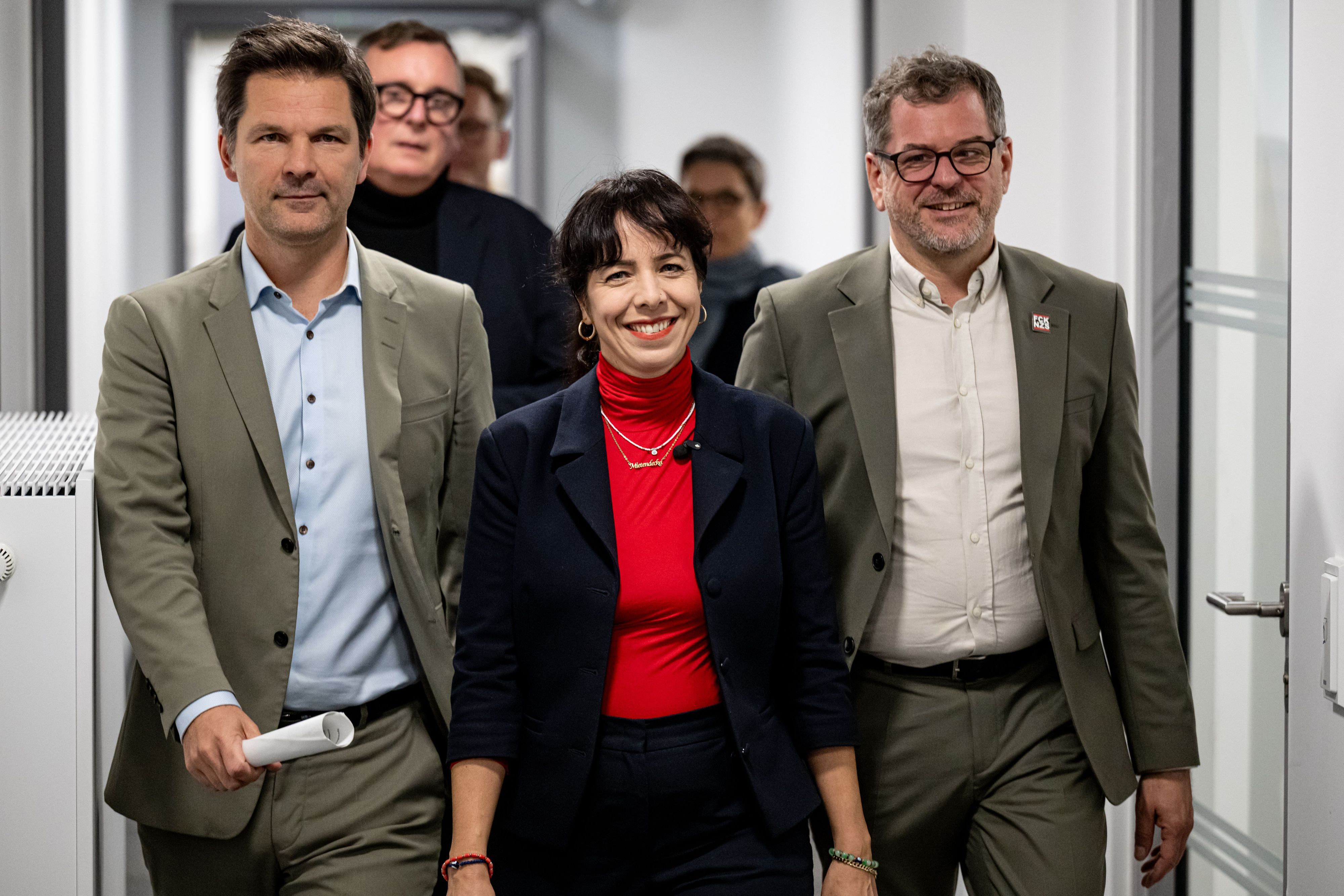 Wollen große Wohnungsunternehmen enteignen, wenn sie zusammen in Berlin regieren: Elif Eralp (Linke), Werner Graf (Grüne) und Steffen Krach (SPD).