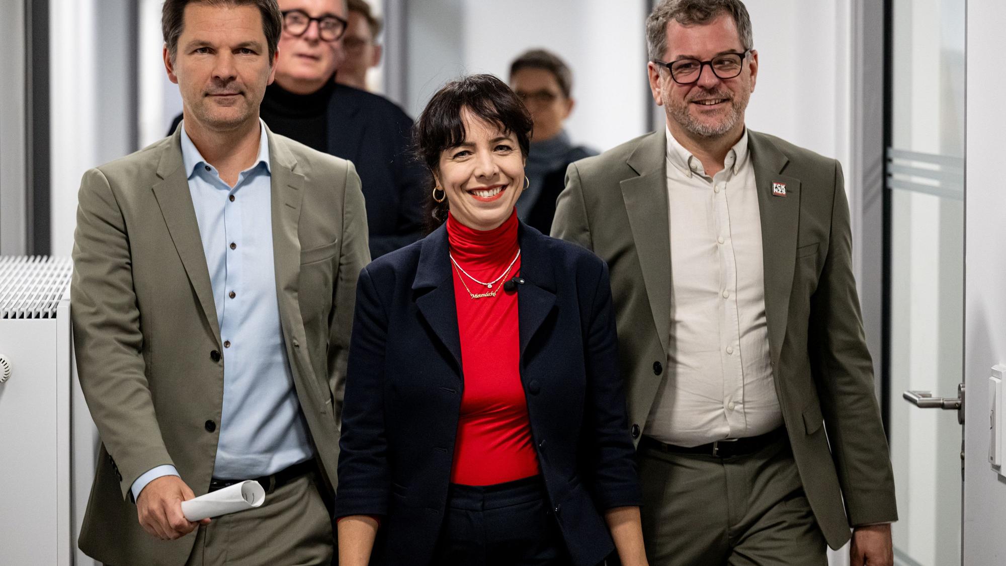 Wollen große Wohnungsunternehmen enteignen, wenn sie zusammen in Berlin regieren: Elif Eralp (Linke), Werner Graf (Grüne) und Steffen Krach (SPD).