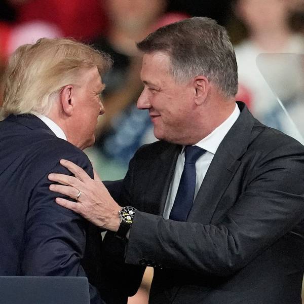 24.10.2026, USA, Perry: US-Präsident Donald Trump begrüßt Gernot Döllner, Vorstandsvorsitzender der Audi AG, bei einer Wahlkampfveranstaltung im Guardian Centers of Georgia. Foto: Mike Stewart/AP/dpa +++ dpa-Bildfunk +++
