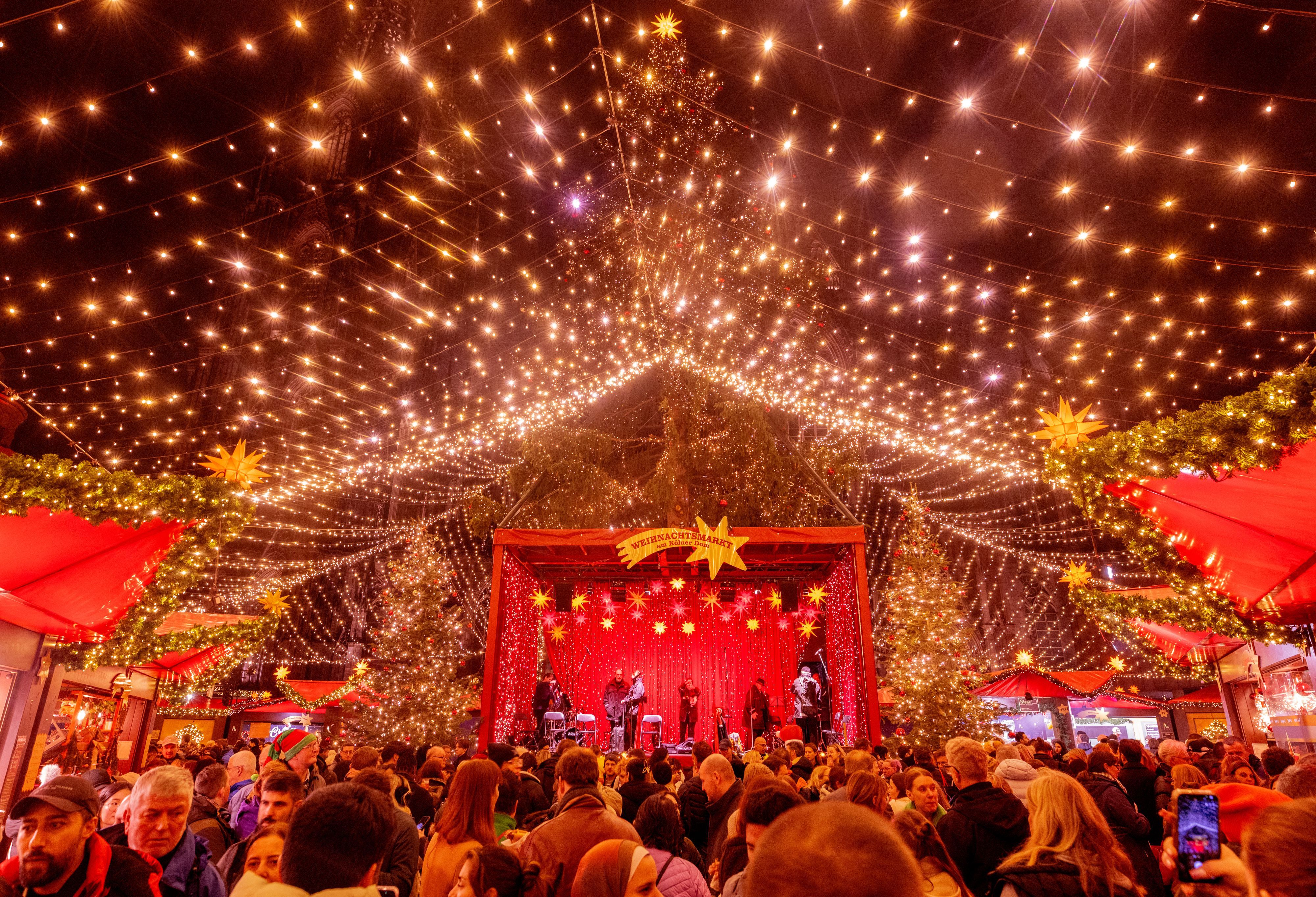 Illustrationen zur Preisentwicklung für Glühwein, Waffeln und Pommes auf dem Weihnachtsmarkt auf dem Roncalliplatz am Dom in Köln.