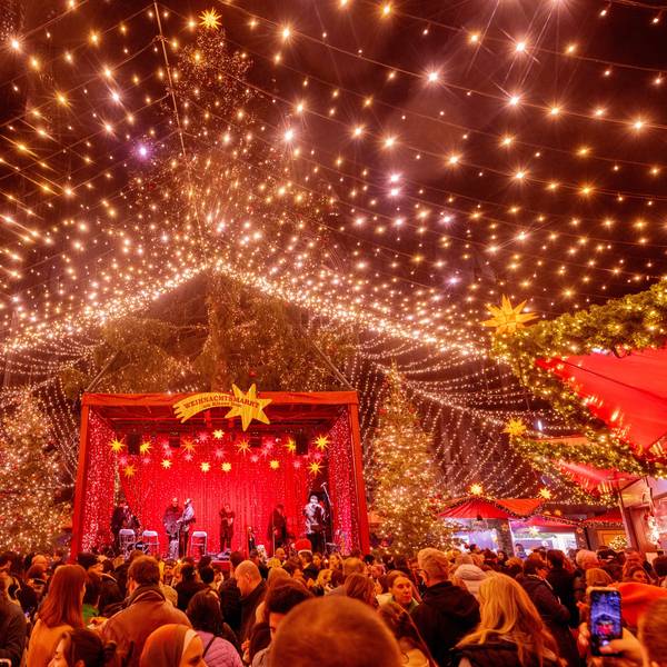 Illustrationen zur Preisentwicklung für Glühwein, Waffeln und Pommes auf dem Weihnachtsmarkt auf dem Roncalliplatz am Dom in Köln.
