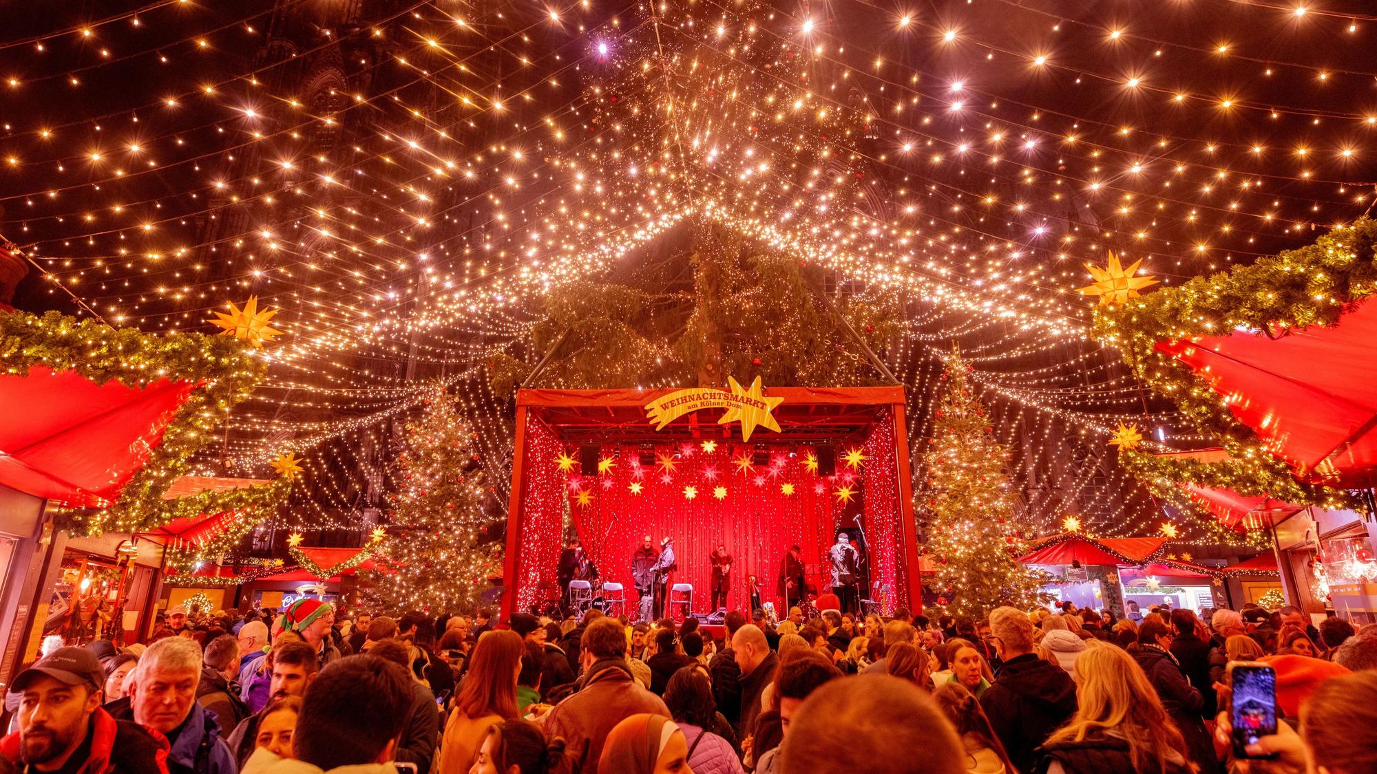 Illustrationen zur Preisentwicklung für Glühwein, Waffeln und Pommes auf dem Weihnachtsmarkt auf dem Roncalliplatz am Dom in Köln.