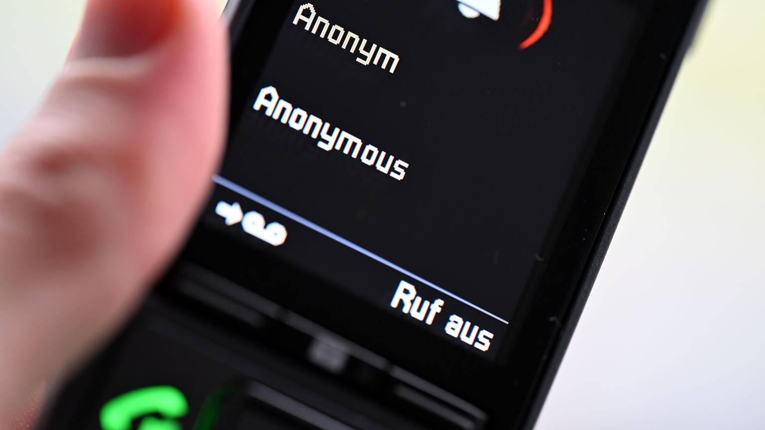 Immer wieder erzählen Trickbetrüger ihren Opfern am Telefon Lügenmärchen, um ihnen Geld und Wertgegenstände abzuluchsen.