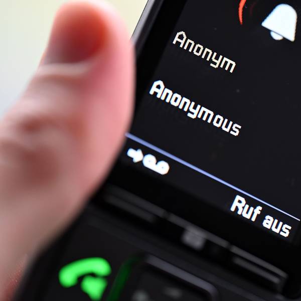 Immer wieder erzählen Trickbetrüger ihren Opfern am Telefon Lügenmärchen, um ihnen Geld und Wertgegenstände abzuluchsen.