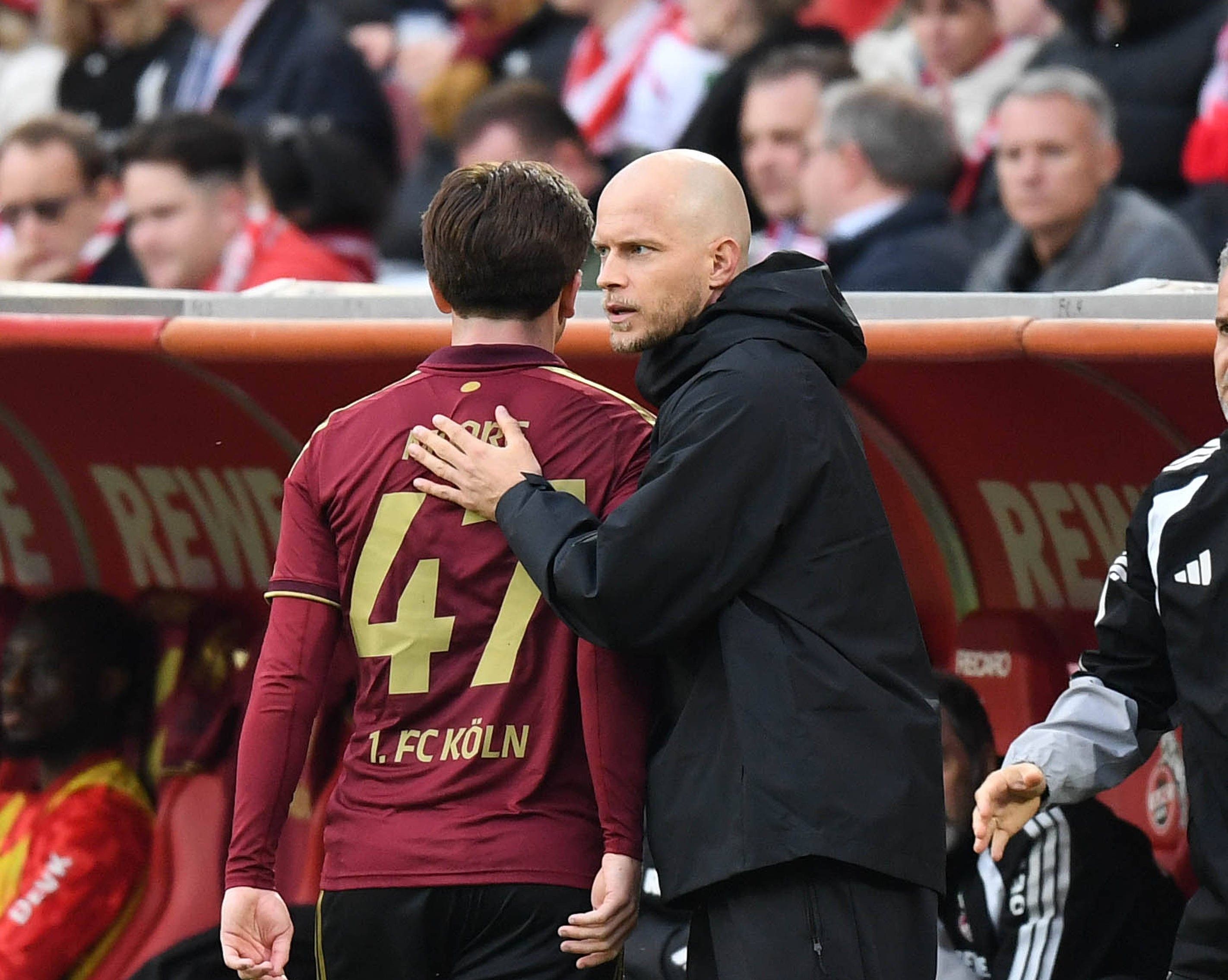 FC-Trainer René Wagner steht am Spielfeldrand.