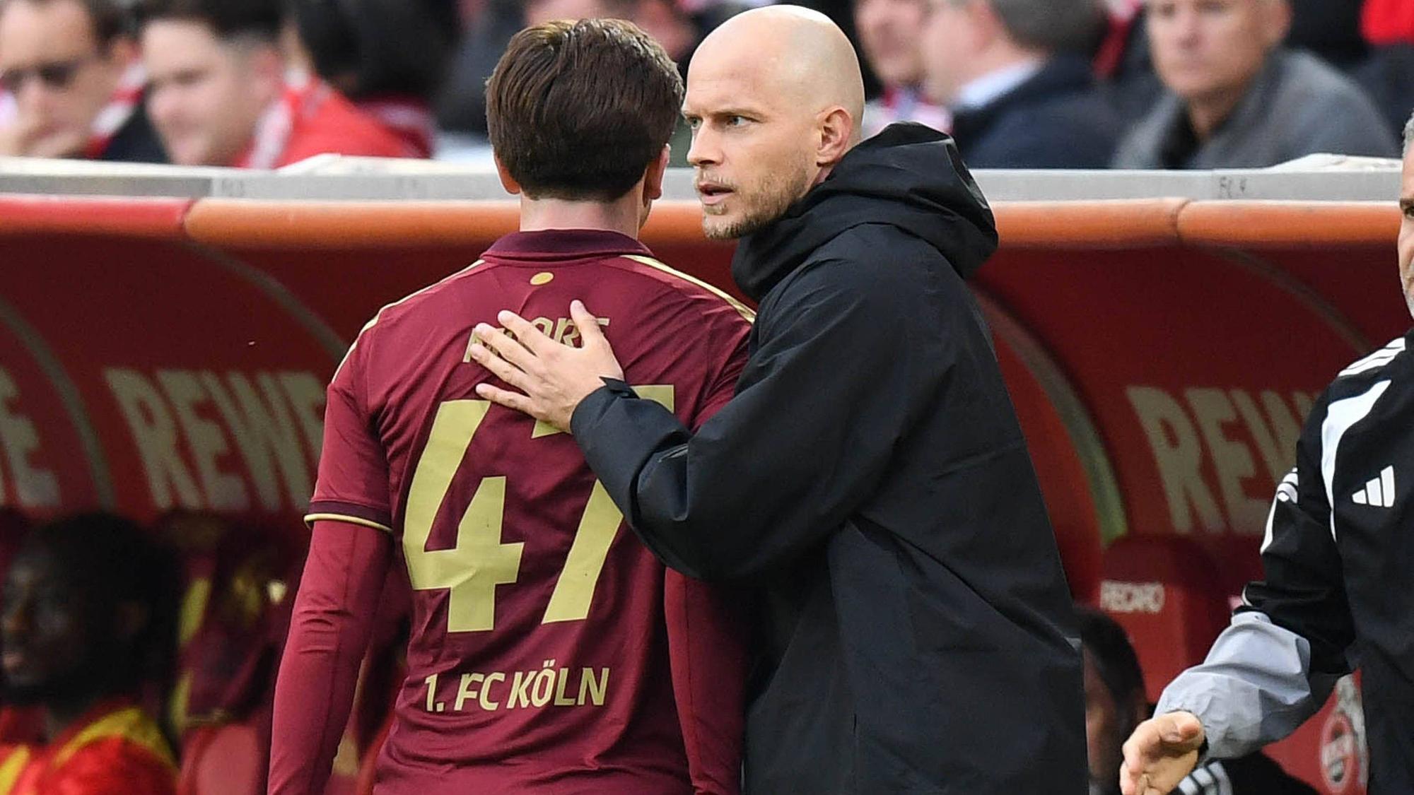 FC-Trainer René Wagner steht am Spielfeldrand.