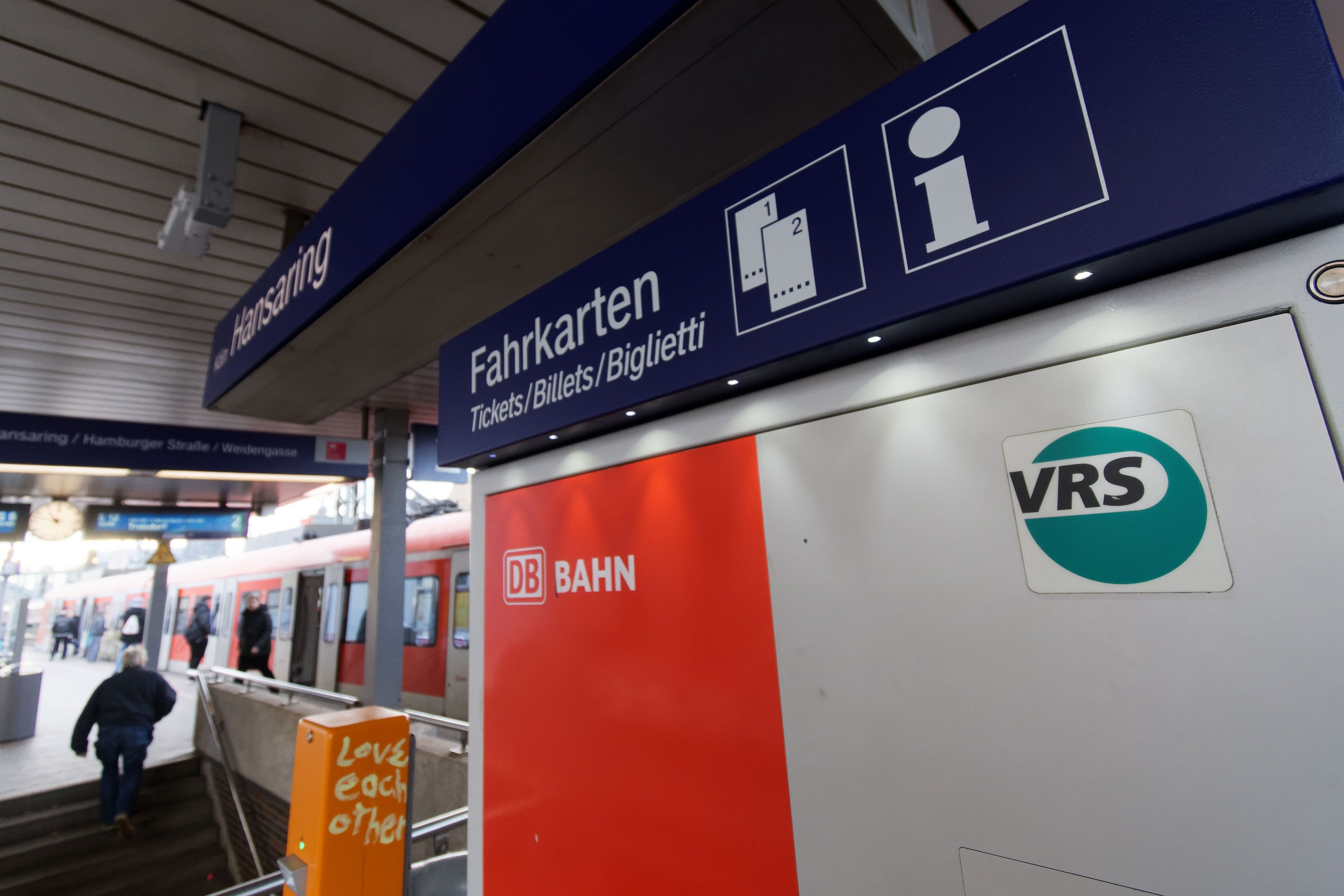 ARCHIV - 19.12.2018, Nordrhein-Westfalen, Köln: Ein Logo des Verkehrsverbundes Rhein-Sieg klebt an einem Fahrkartenautomaten auf der Station Hansaring. (zu dpa: ««eezy»-Ticket bleibt in NRW zum Jahreswechsel preisstabil») Foto: Henning Kaiser/dpa +++ dpa-Bildfunk +++