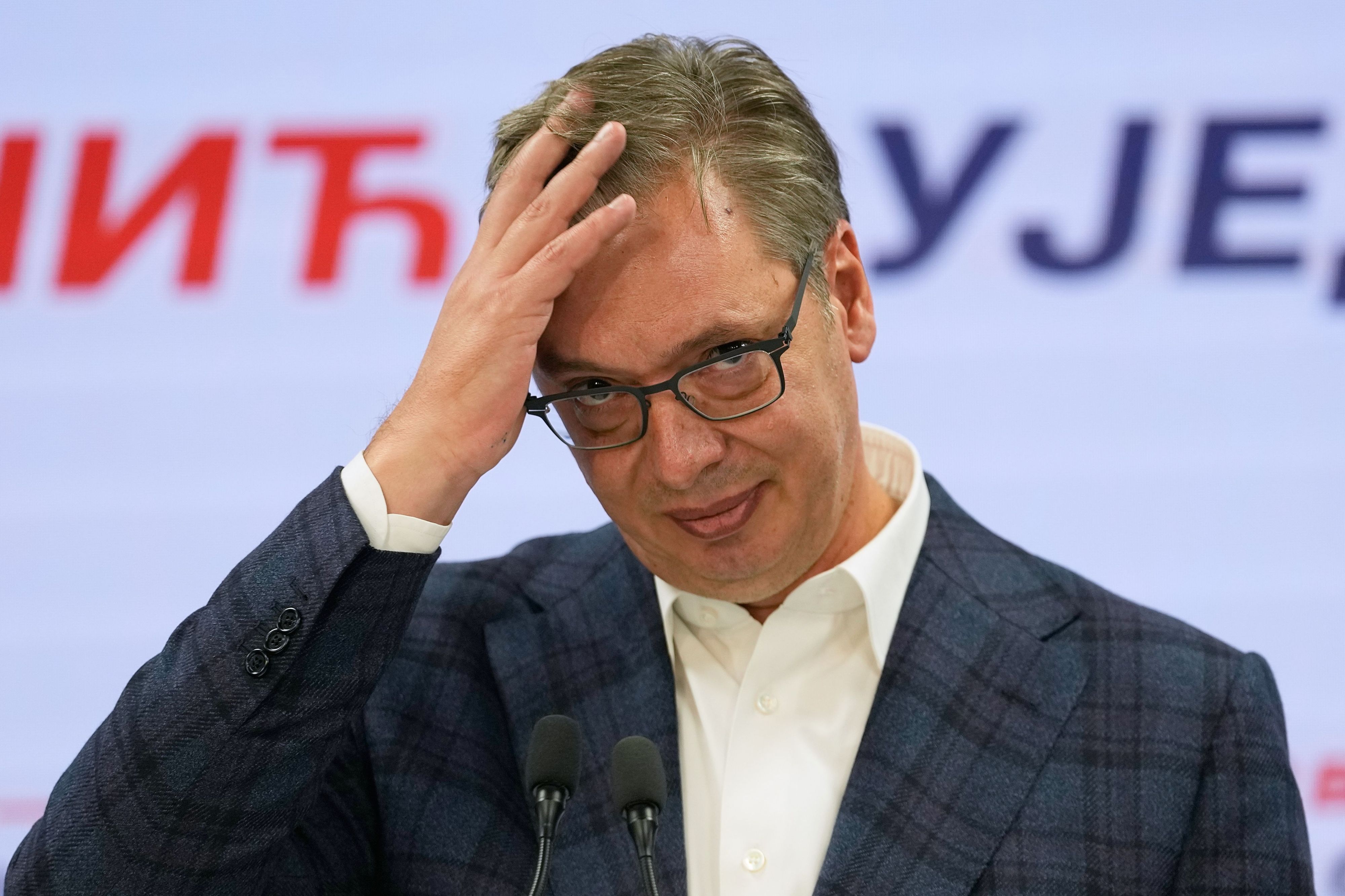 Aleksandar Vucic, Vorsitzender der rechtsgerichteten Serbischen Fortschrittspartei (SNS), hält eine Rede im Parteihauptquartier, nachdem er seine Niederlage bei den Parlamentswahlen eingestanden hatte.