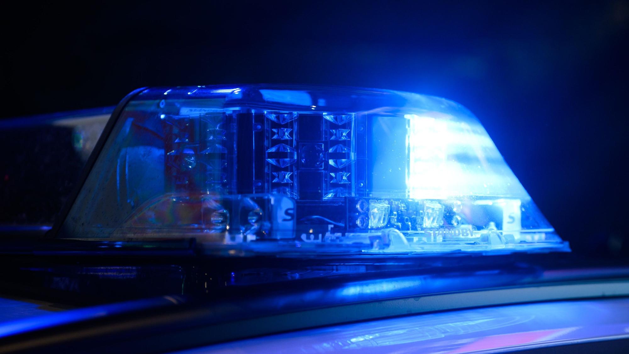 Ein Blaulicht leuchtet auf einem Einsatzfahrzeug der Polizei.