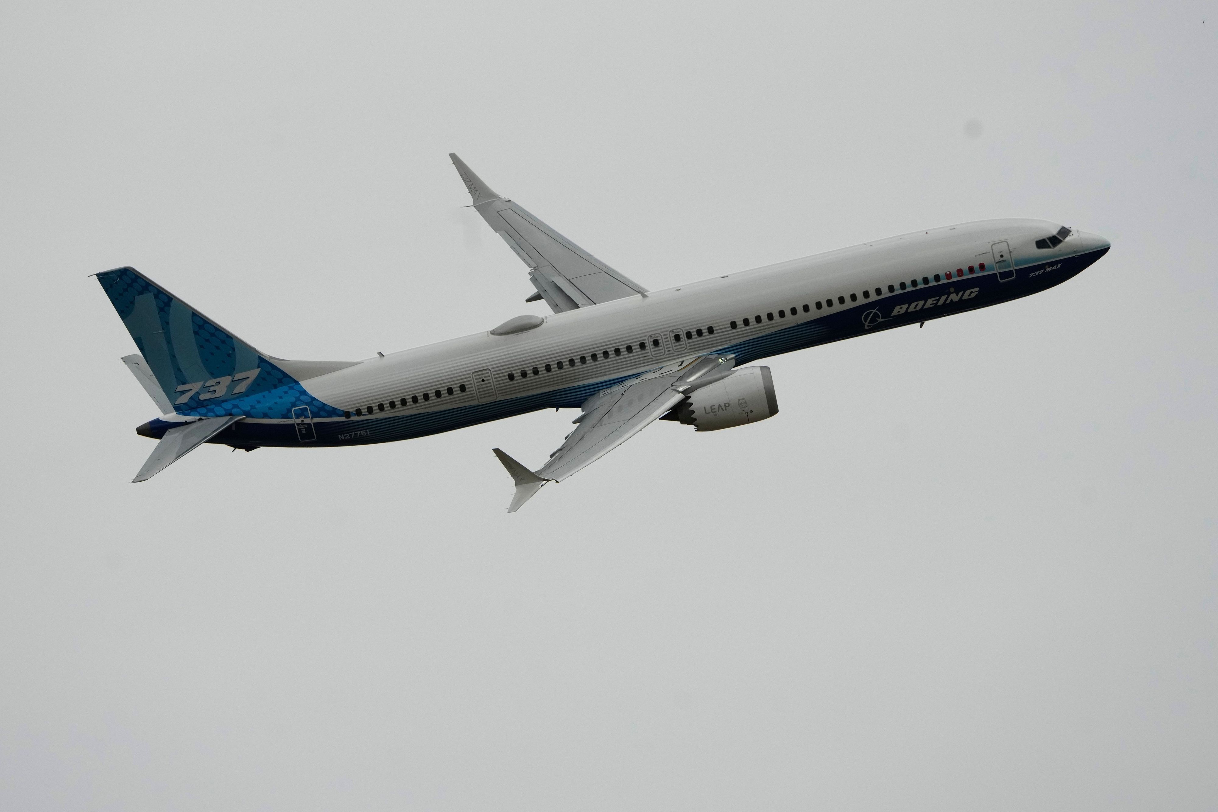Die Boeing 737 MAX 10 absolviert einen Demonstrationsflug während der Internationalen Pariser Luftausstellung.