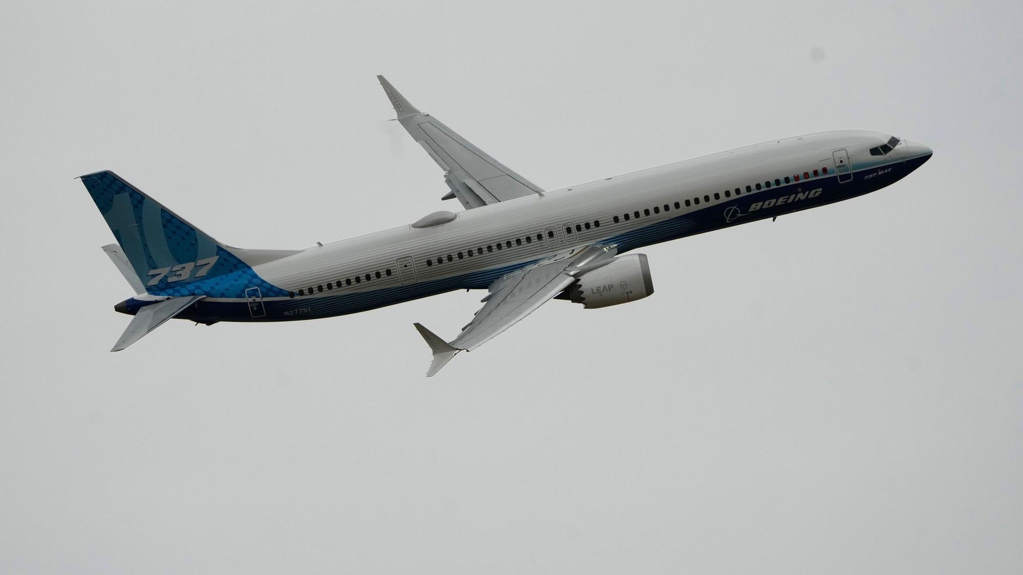 Die Boeing 737 MAX 10 absolviert einen Demonstrationsflug während der Internationalen Pariser Luftausstellung.