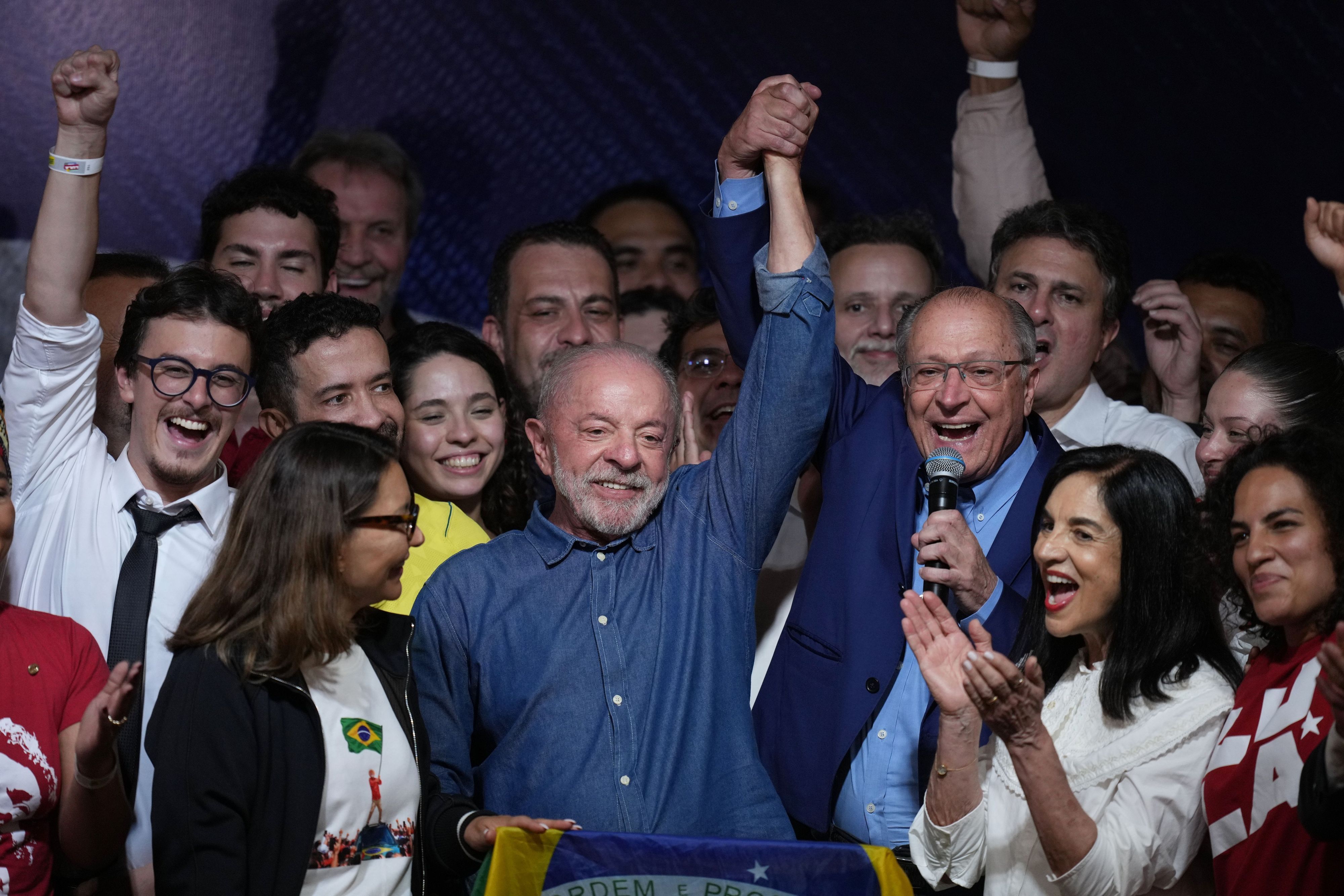 Präsident Luiz Inácio Lula da Silva feiert gemeinsam mit seinem Mitbewerber Geraldo Alckmin den Gewinn einer vierten Amtszeit in der Stichwahl um das Präsidentenamt.
