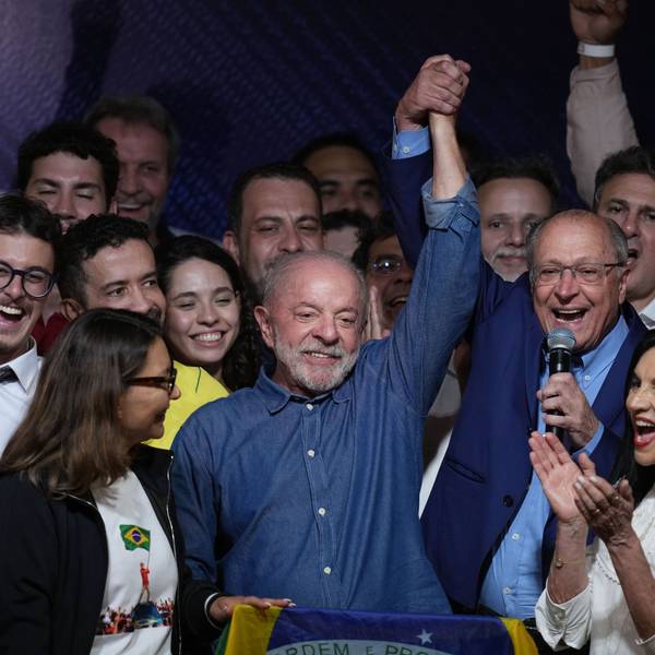 Präsident Luiz Inácio Lula da Silva feiert gemeinsam mit seinem Mitbewerber Geraldo Alckmin den Gewinn einer vierten Amtszeit in der Stichwahl um das Präsidentenamt.
