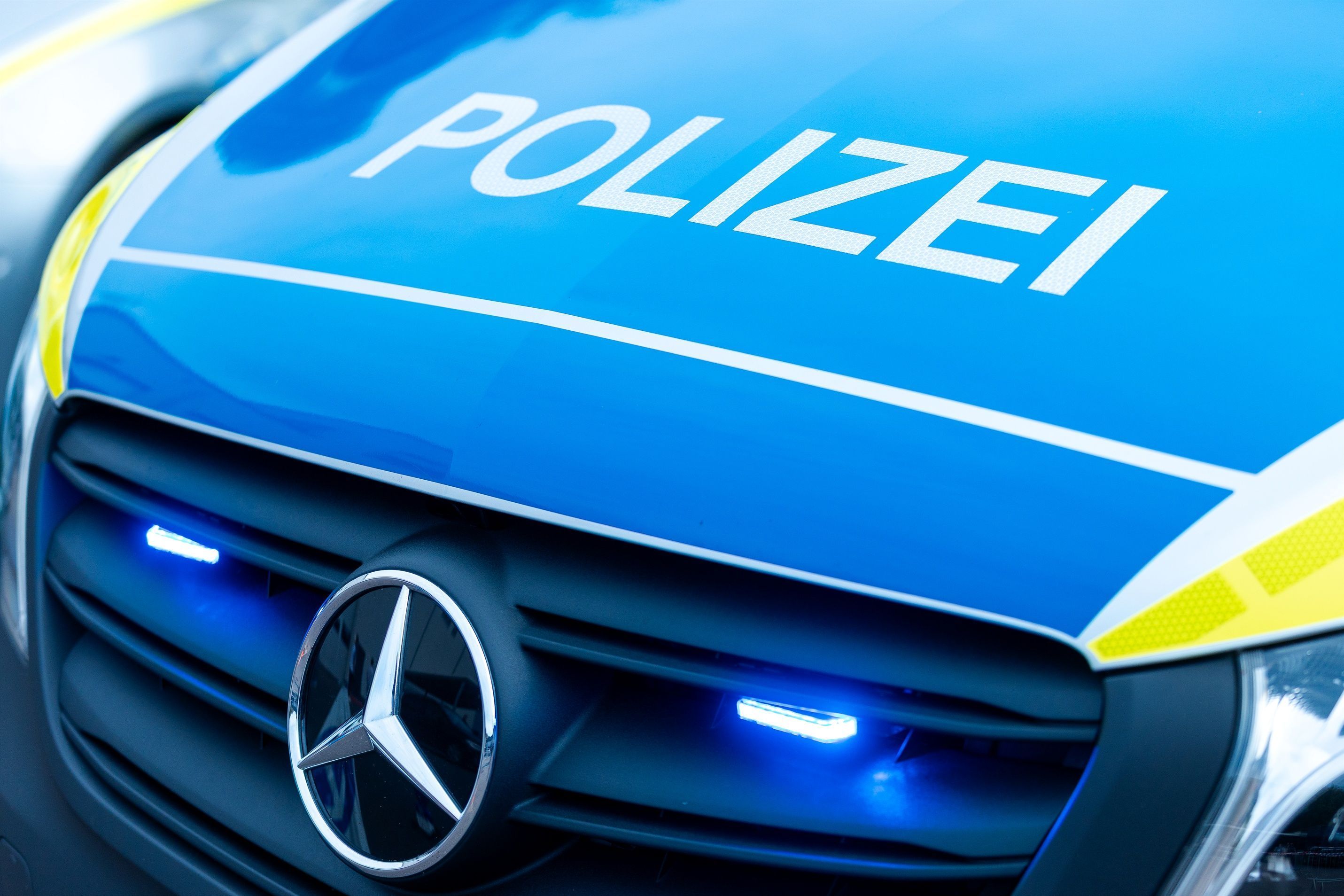 ARCHIV - 20.09.2026, Saarland, Kirkel: Die Motorhaube eines Streifenwagens der saarländischen Polizei ist mit eingeschalteten Frontblitzern zu sehen. (zu dpa: «Mutter mit 3,15 Promille und Kind im Auto unterwegs») Foto: Laszlo Pinter/dpa +++ dpa-Bildfunk +++