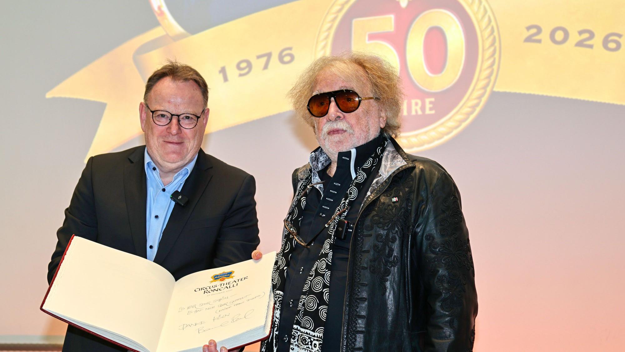 Bernhard Paul darf sich neben Torsten Burmester ins Gästebuch der Stadt Köln eintragen.