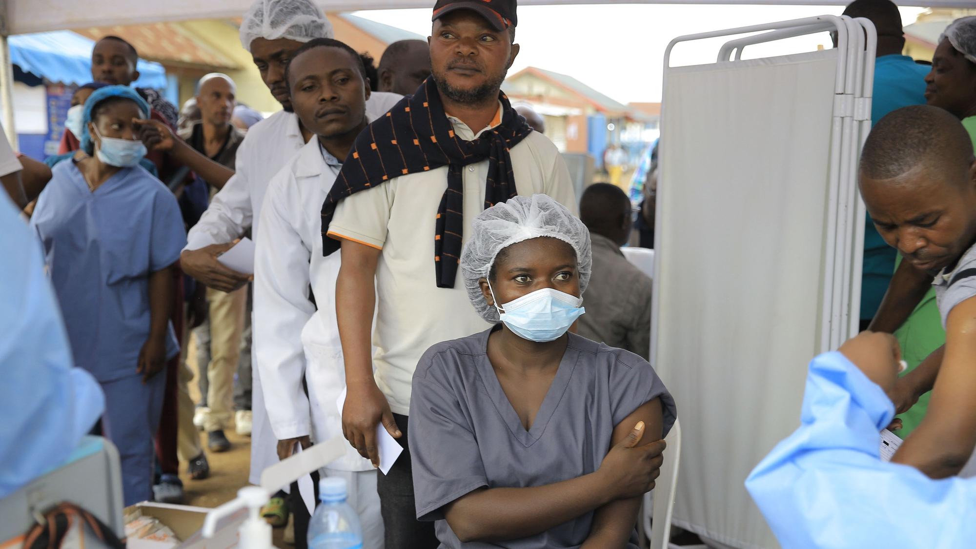 Mitarbeiter des Gesundheitswesens stehen in der Provinz Nord-Kivu im Osten des Kongo Schlange, um eine Dosis des Impfstoffs «Ervebo» gegen das Ebola-Virus zu erhalten.