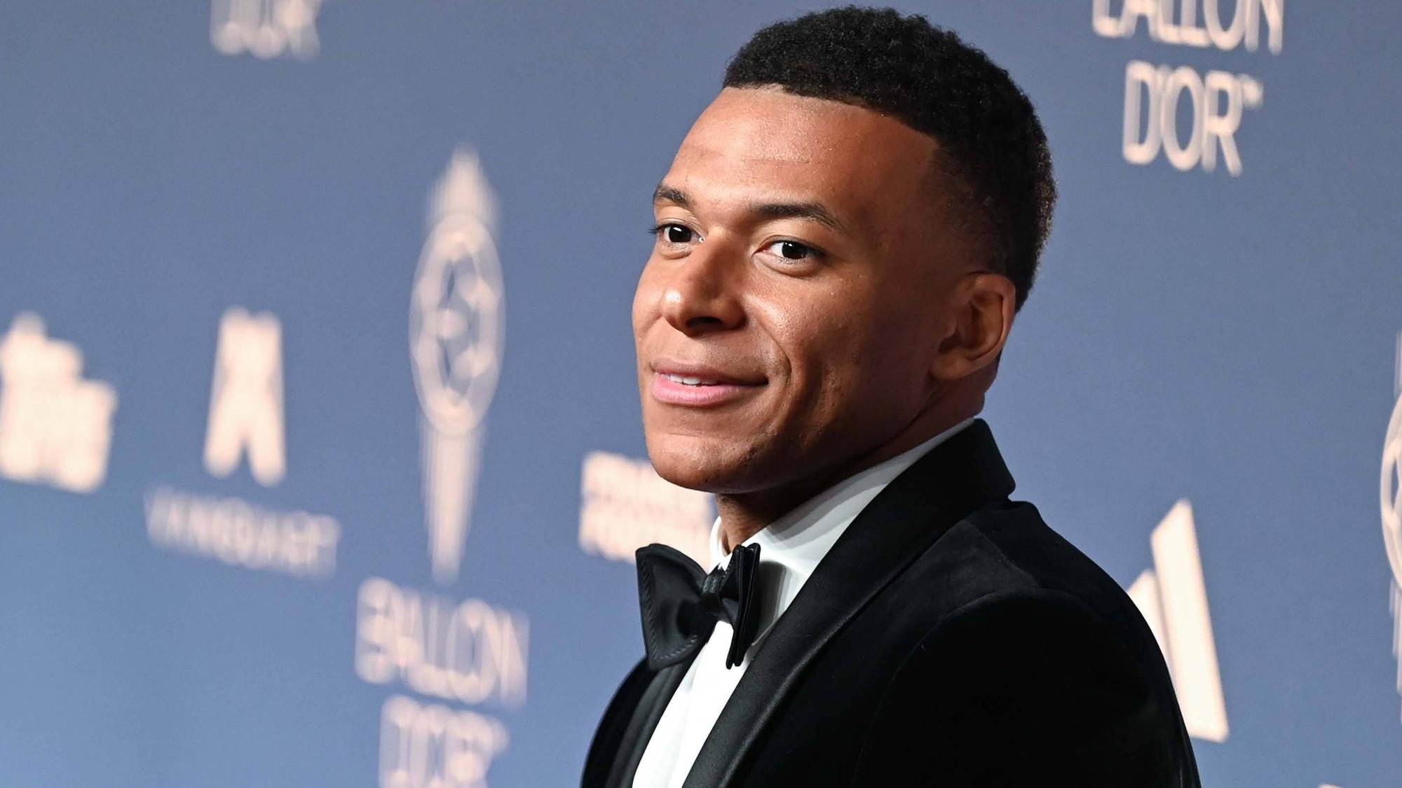 Fußballstar Kylian Mbappé erscheint bei der Verleihung des Ballon d'Or im feinen Anzug.