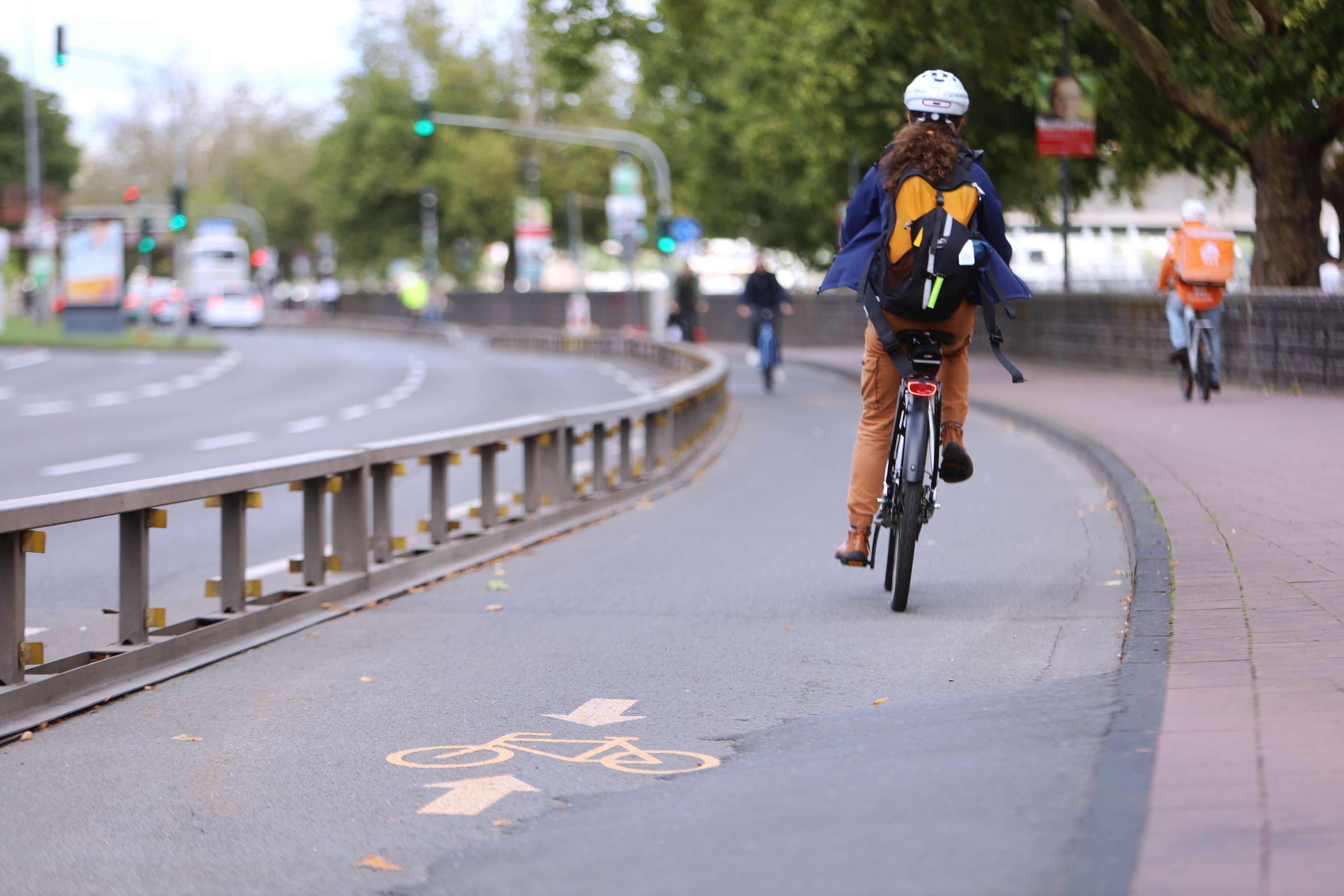So sah der provisorische Radweg auf der Rheinuferstraße aus, bevor die Stadt ihn vor einem Jahr abbaute.