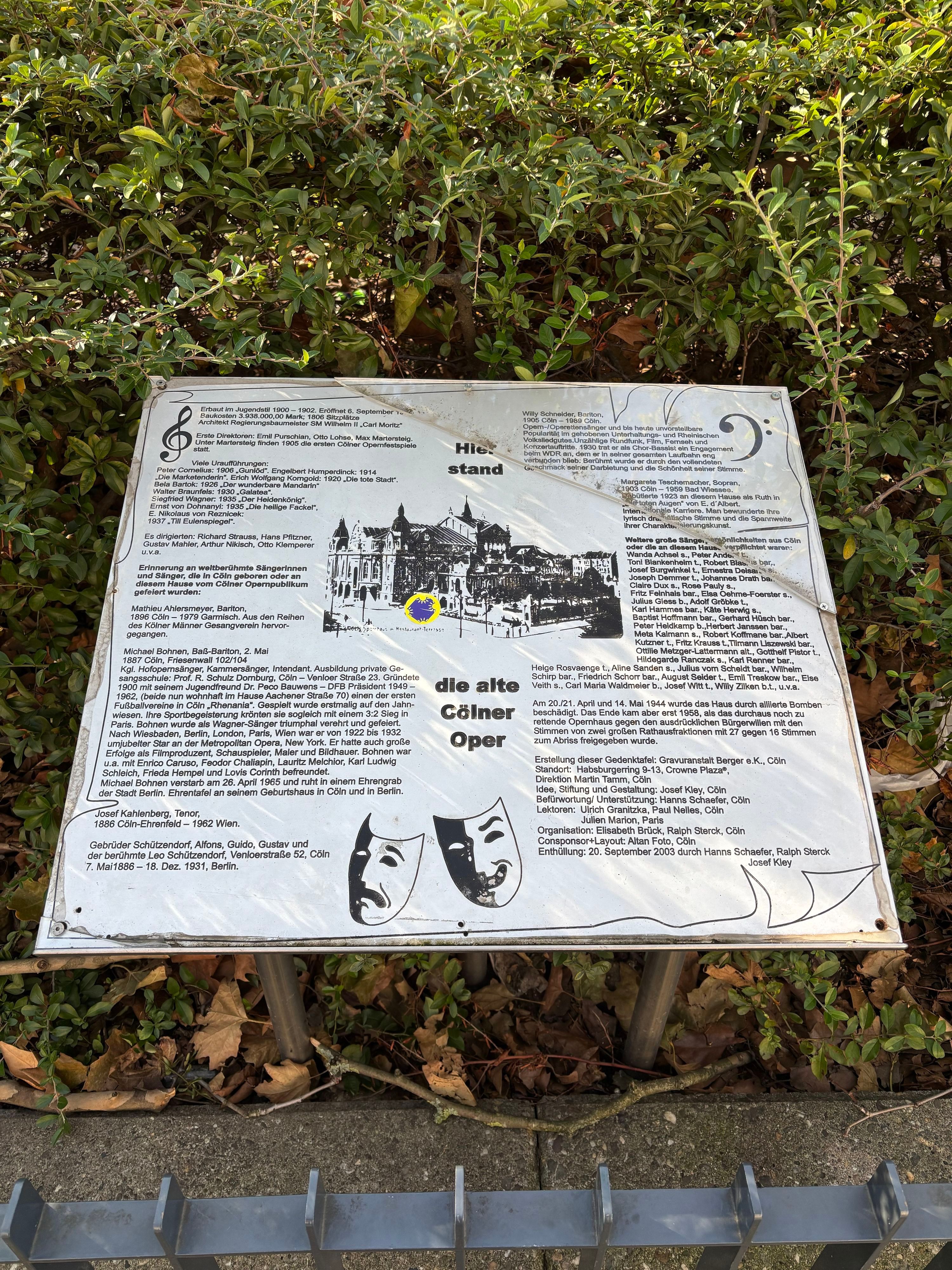 Die Gedenktafel am Rudolfplatz ist erneut zerstört.