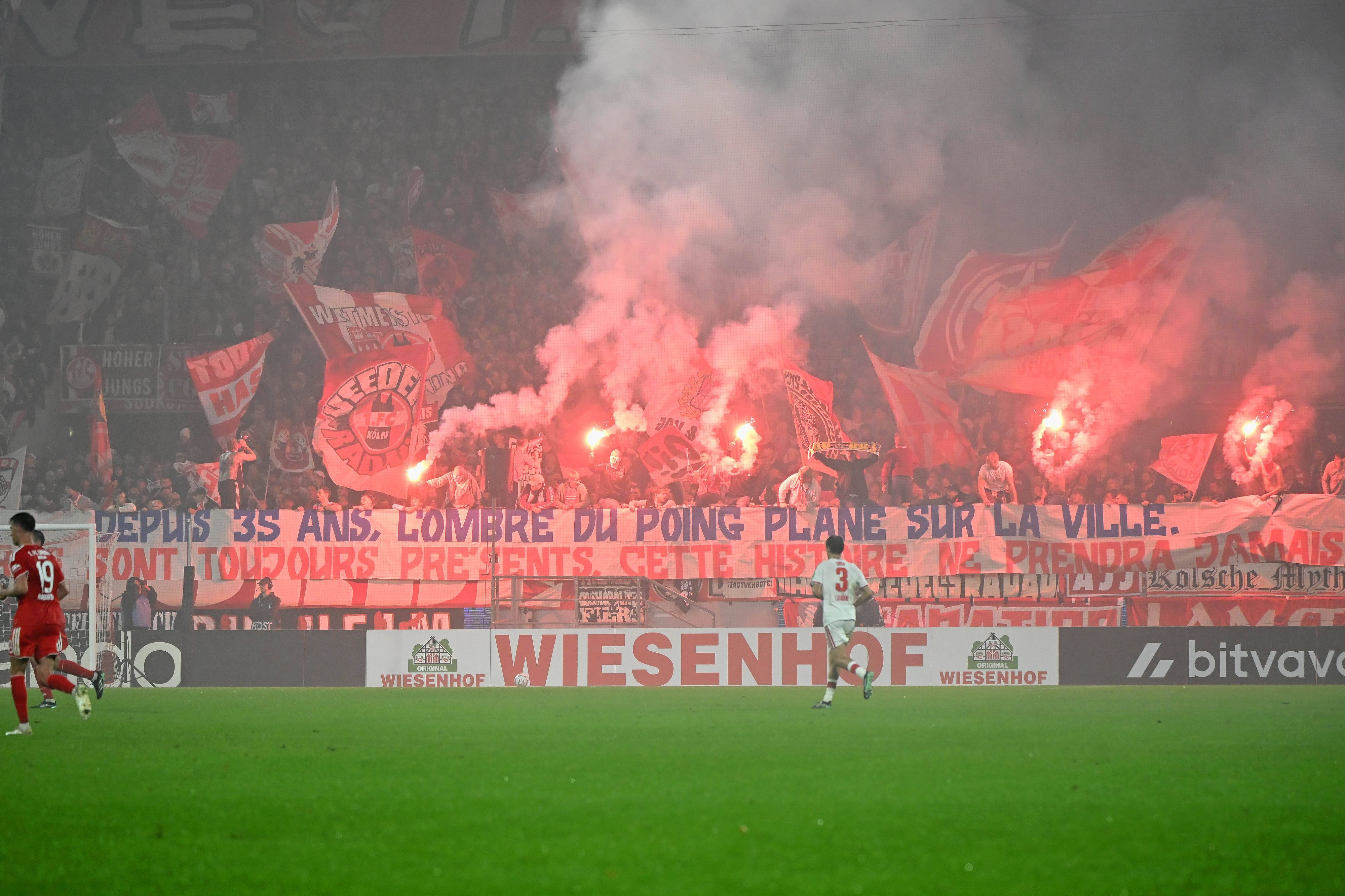 Teurer Spaß: Die FC-Fans auf der Südtribüne grüßen ihre Freunde von PSG.