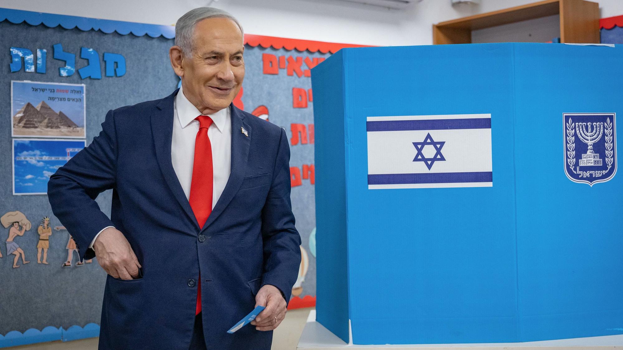 Israels Ministerpräsident Benjamin Netanjahu geht nach dem Ausfüllen seines Stimmzettels in einem Wahllokal zur Wahlurne.