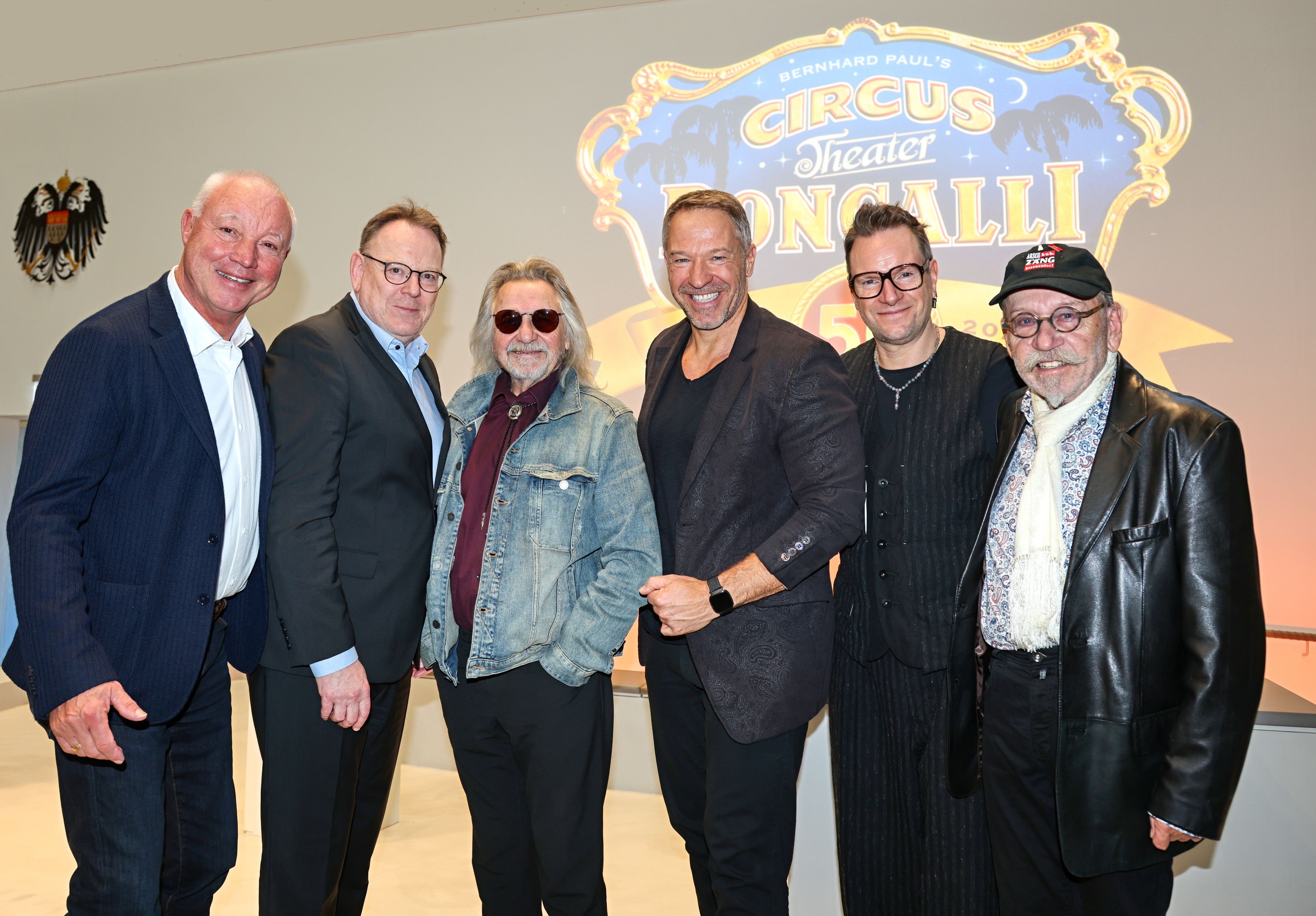 Torsten Burmester mit Peter Werner, Tommy Engel, Patrick Lück, Heiko Braun und Janus Fröhlich im Rathaus.