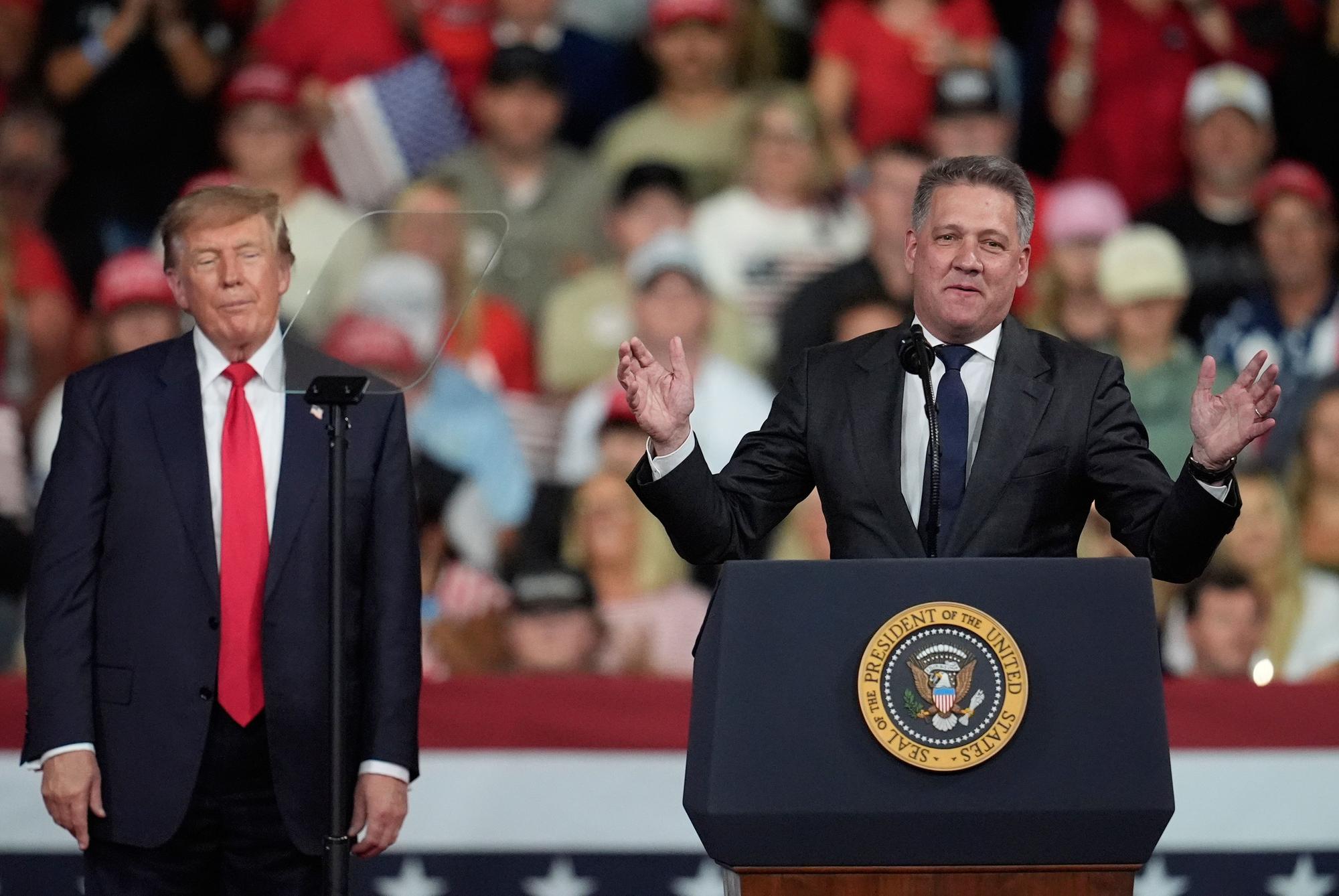 Gernot Döllner (r.), Vorstandsvorsitzender der Audi AG, spricht bei einer Wahlkampfveranstaltung von US-Präsident Donald Trump im Bundesstaat Georgia.
