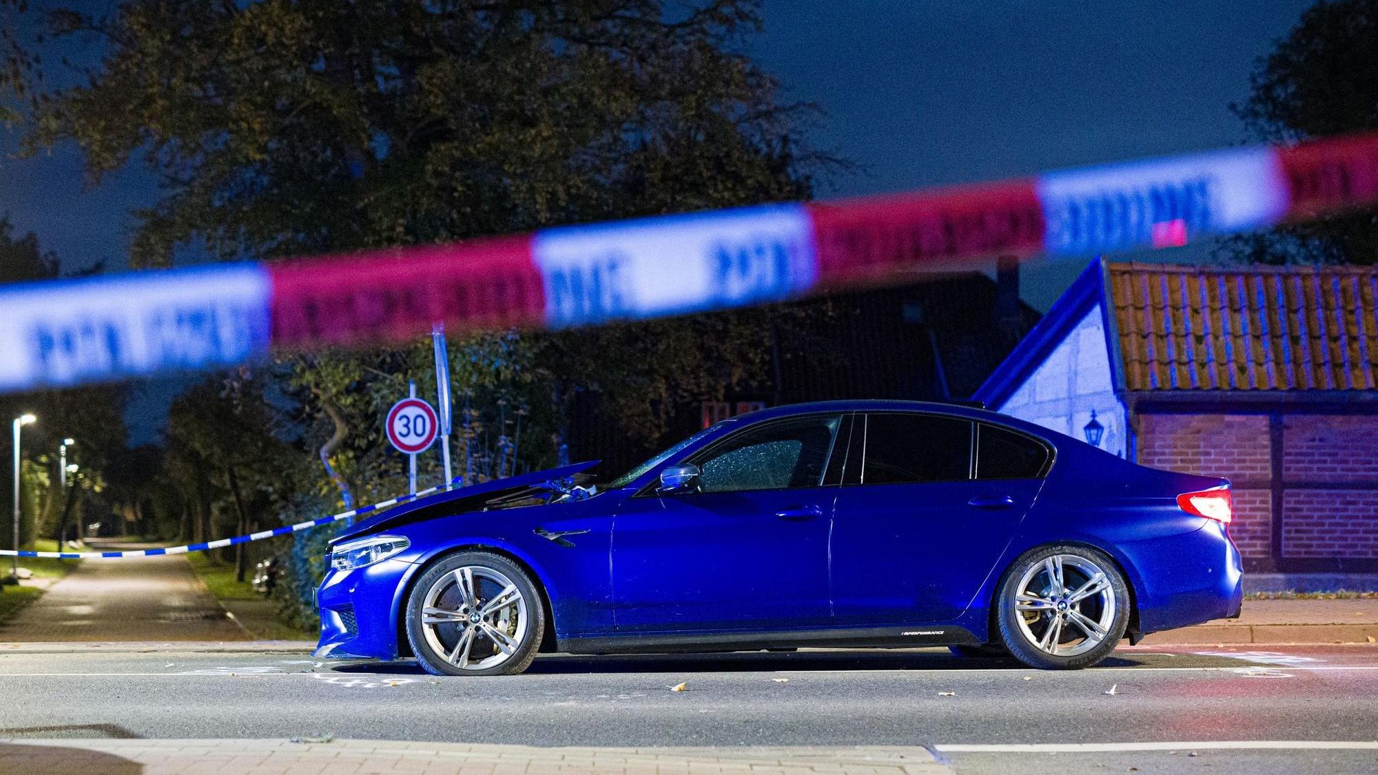 Auto fährt in Menschengruppe in Neustadt am Rübenberge