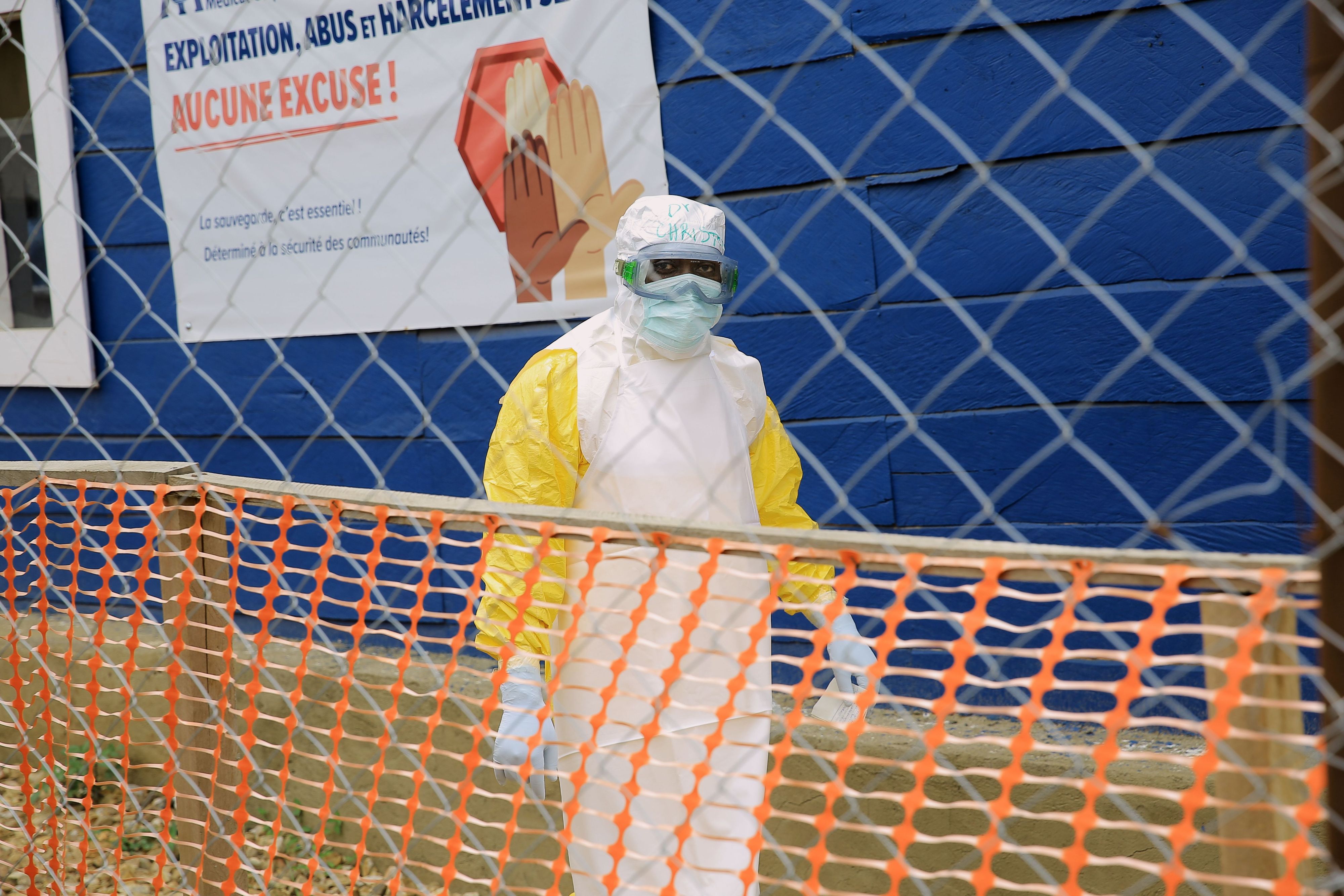 Ein Mitarbeiter des Gesundheitswesens geht durch ein Behandlungszentrum für Ebola-Patienten in der Provinz Nord-Kivu im Osten des Kongo. Inzwischen gibt es bereits mehr als 10.000 registrierte Ebola-Fälle im Kongo.