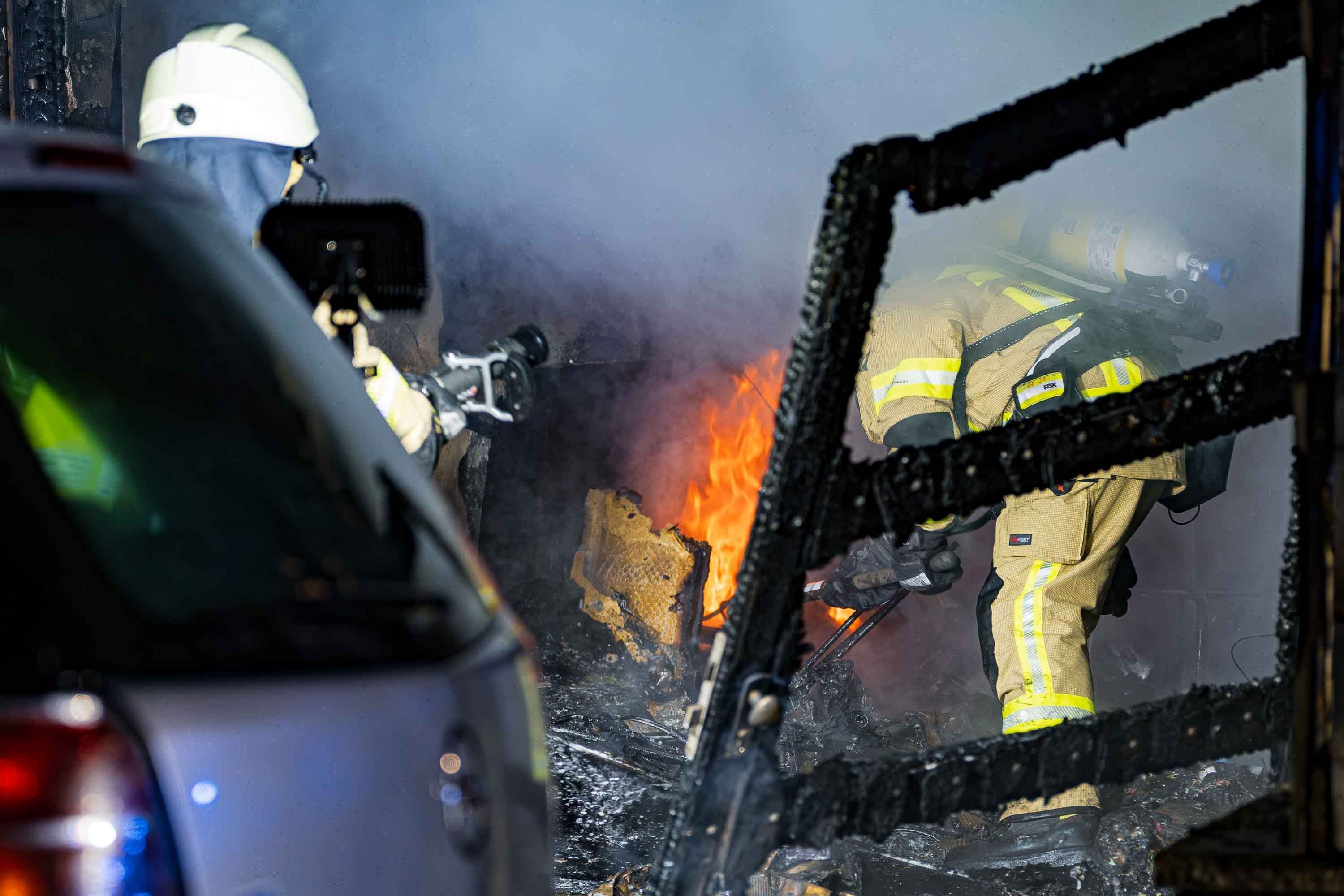 Bei einem Garagenbrand in Wahn war die Kölner Feuerwehr mehrere Stunden im Einsatz.