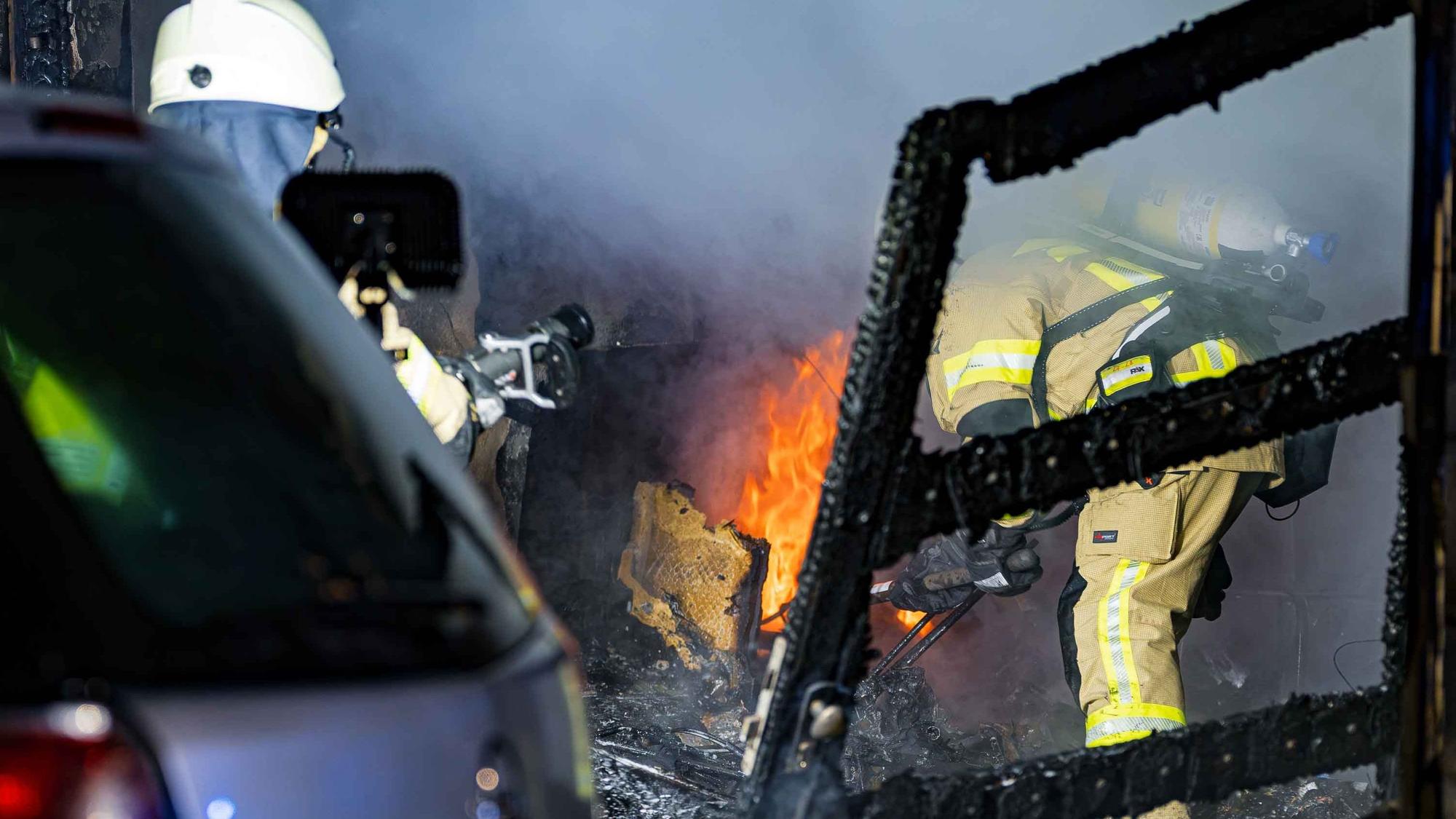 Bei einem Garagenbrand in Wahn war die Kölner Feuerwehr mehrere Stunden im Einsatz.