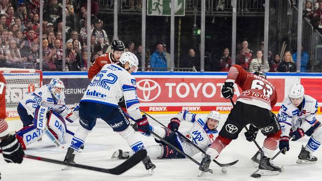 Spielszene im DEL-Duell Kölner Haie - Adler Mannheim.