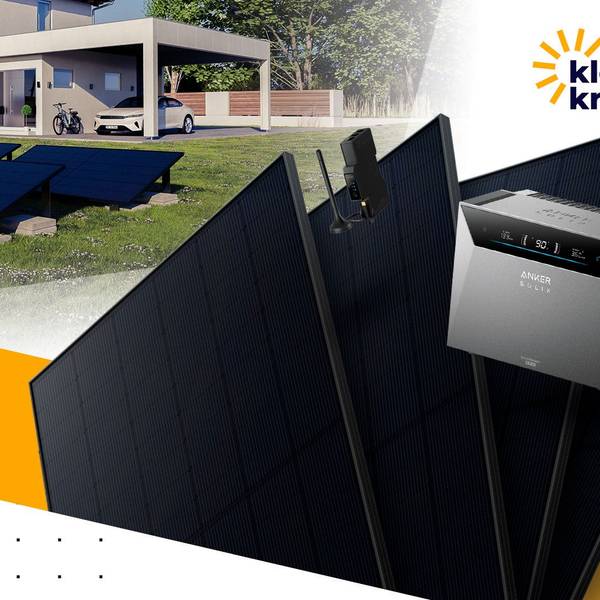 Kleines Kraftwerk Quattro XL Balkonkraftwerk-Bundle mit Anker SOLIX Solarbank 4 Pro, Sunpro TopCon Hochleistungs-Solarmodulen und Zubehörpaket, aufgebaut auf einer Rasenfläche vor einem Wohnhaus.